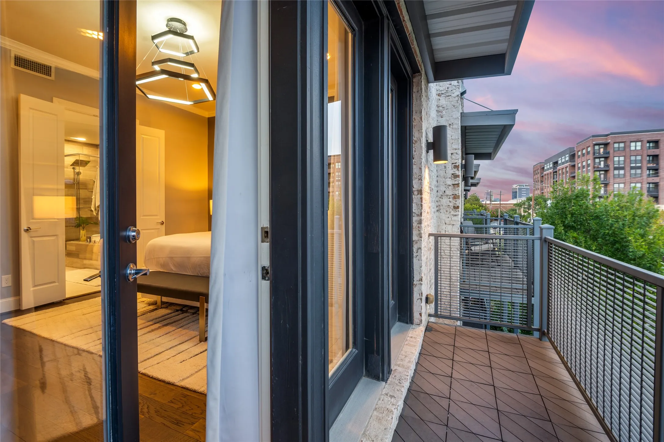 Townhouse For Rent in Dallas County , 2817 Shelby Avenue, Dallas, Texas 75219, 3 Bedroom, 4 Bathroom, 2 Garage spaces, 2,442 Sqft, built in 2017, mls#21348652, Real Estate Agent in Dallas, Homes For Rent in Dallas county, Homes For Rent in Dallas, Realtor in Dallas Texas, Real Estate Brokerage Independent Realty Texas, Luminita Cordes Realtor