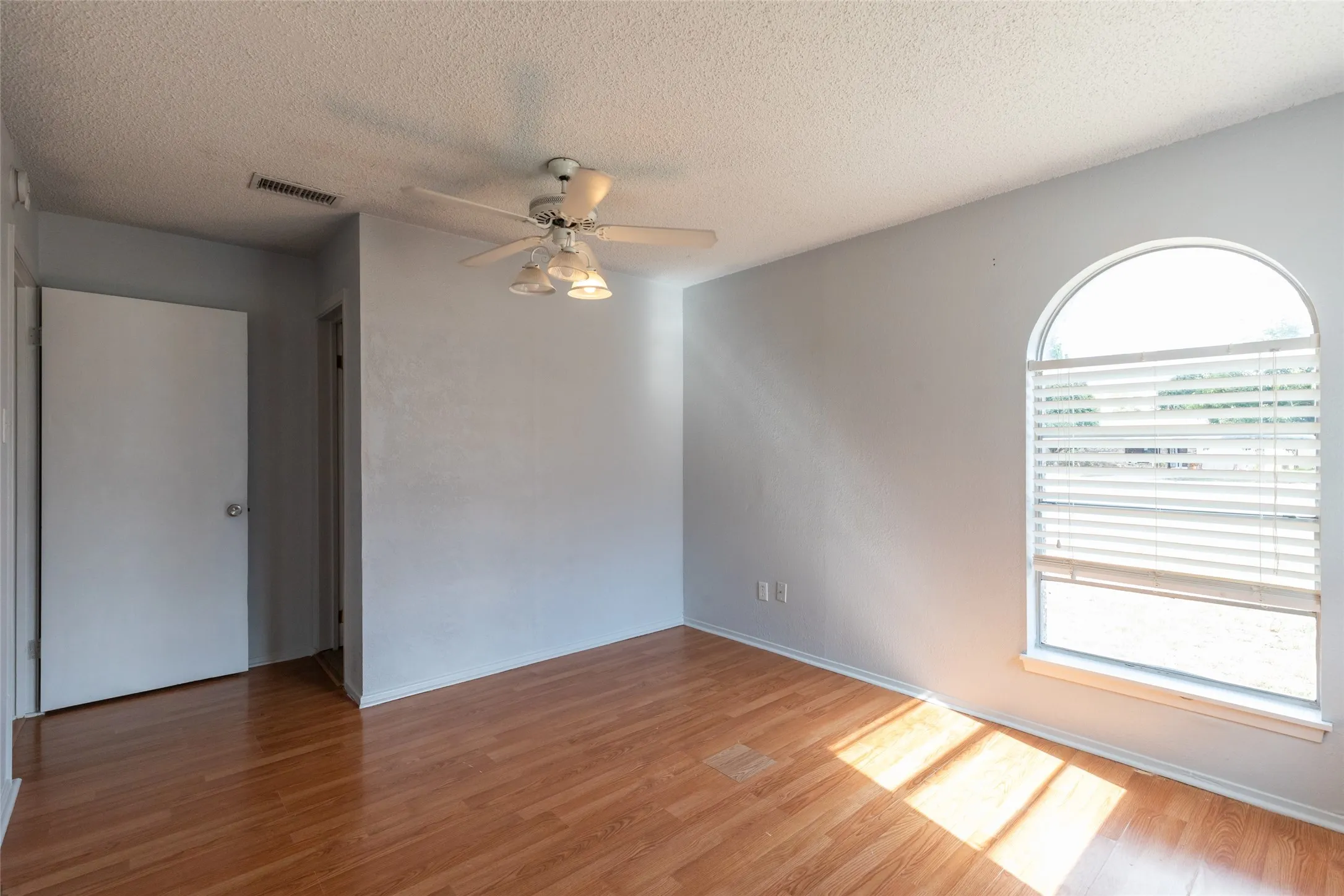 Single Family Residence For Sale in Callahan County , 1714 Locksley Court, Clyde, Texas 79510, 3 Bedroom, 2 Bathroom, 1 Garage spaces, 1,314 Sqft, built in 1978, mls#21350854, Real Estate Agent in Clyde, Homes For Sale in Callahan county, Homes For Sale in Clyde, Realtor in Clyde Texas, Real Estate Brokerage Independent Realty Texas, Luminita Cordes Realtor