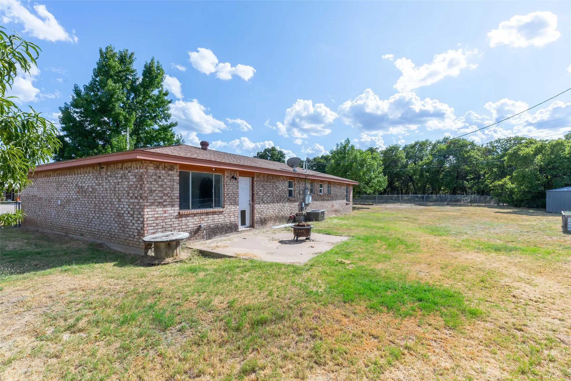 Single Family Residence For Sale in Callahan County , 1714 Locksley Court, Clyde, Texas 79510, 3 Bedroom, 2 Bathroom, 1 Garage spaces, 1,314 Sqft, built in 1978, mls#21350854, Real Estate Agent in Clyde, Homes For Sale in Callahan county, Homes For Sale in Clyde, Realtor in Clyde Texas, Real Estate Brokerage Independent Realty Texas, Luminita Cordes Realtor