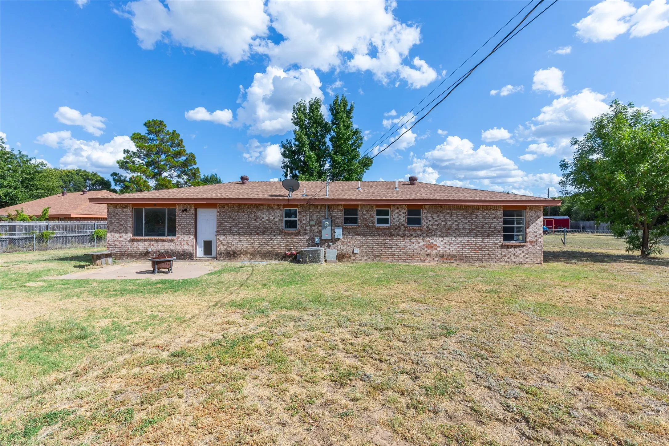Single Family Residence For Sale in Callahan County , 1714 Locksley Court, Clyde, Texas 79510, 3 Bedroom, 2 Bathroom, 1 Garage spaces, 1,314 Sqft, built in 1978, mls#21350854, Real Estate Agent in Clyde, Homes For Sale in Callahan county, Homes For Sale in Clyde, Realtor in Clyde Texas, Real Estate Brokerage Independent Realty Texas, Luminita Cordes Realtor