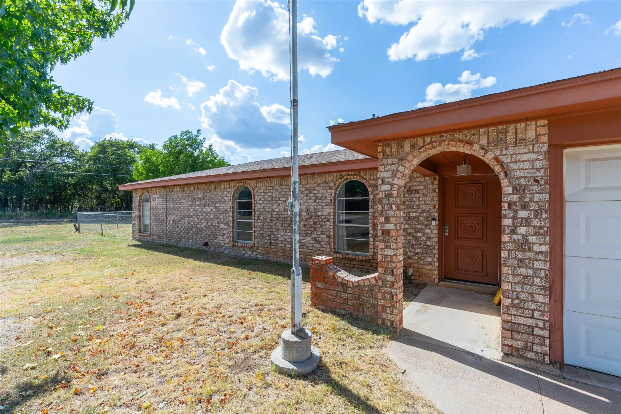 Single Family Residence For Sale in Callahan County , 1714 Locksley Court, Clyde, Texas 79510, 3 Bedroom, 2 Bathroom, 1 Garage spaces, 1,314 Sqft, built in 1978, mls#21350854, Real Estate Agent in Clyde, Homes For Sale in Callahan county, Homes For Sale in Clyde, Realtor in Clyde Texas, Real Estate Brokerage Independent Realty Texas, Luminita Cordes Realtor