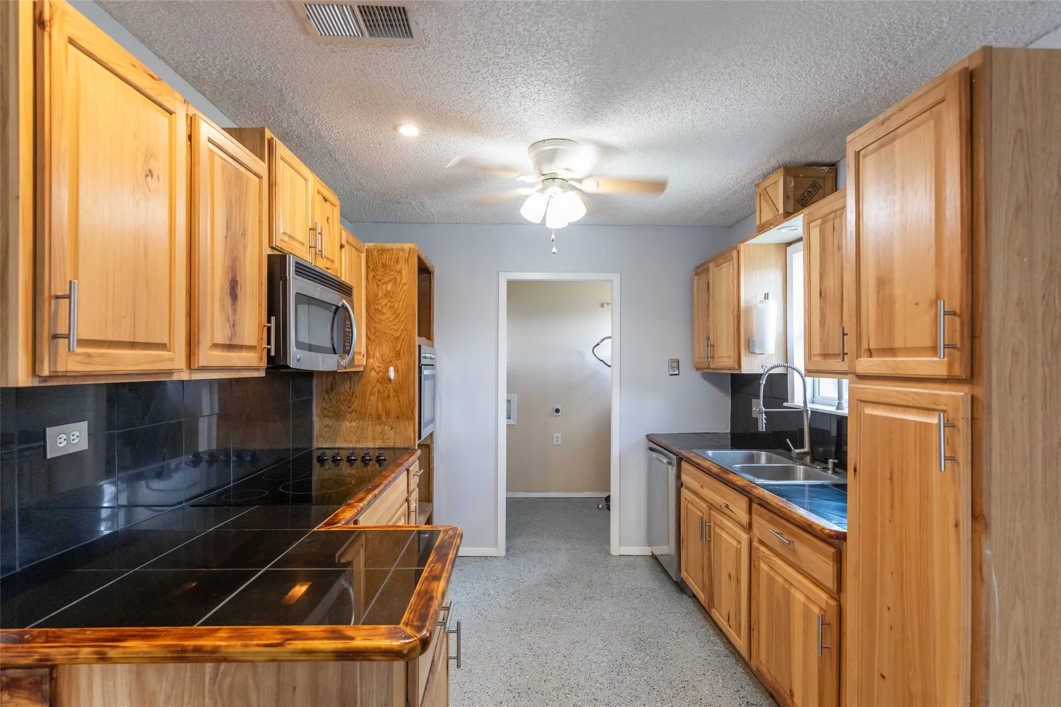 Single Family Residence For Sale in Callahan County , 1714 Locksley Court, Clyde, Texas 79510, 3 Bedroom, 2 Bathroom, 1 Garage spaces, 1,314 Sqft, built in 1978, mls#21350854, Real Estate Agent in Clyde, Homes For Sale in Callahan county, Homes For Sale in Clyde, Realtor in Clyde Texas, Real Estate Brokerage Independent Realty Texas, Luminita Cordes Realtor