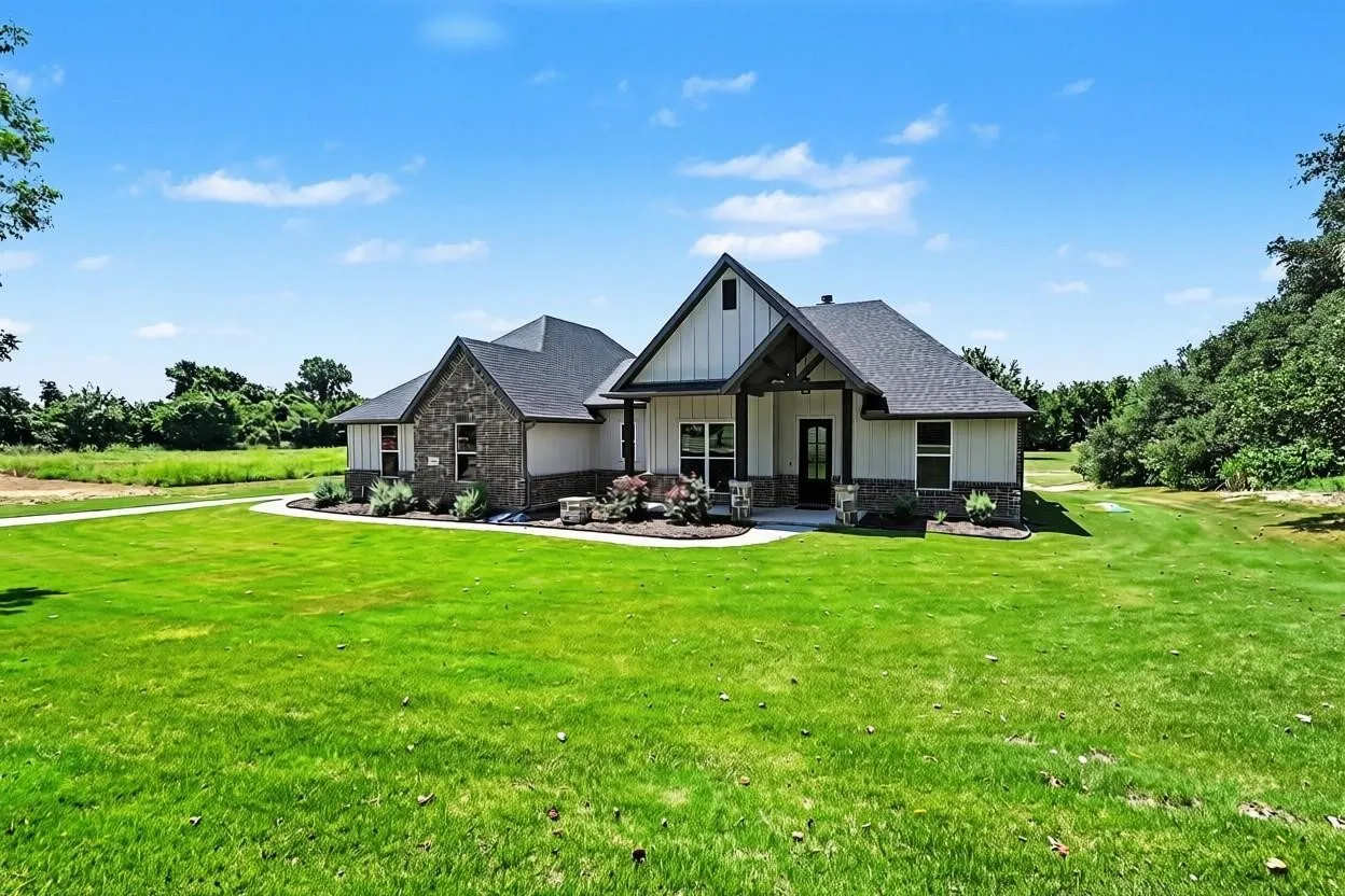 Single Family Residence For Sale in Parker County , 606 Central Road, Weatherford, Texas 76088, 3 Bedroom, 3 Bathroom, 2 Garage spaces, 2,162 Sqft, built in 2022, mls#21350657, Real Estate Agent in Weatherford, Homes For Sale in Parker county, Homes For Sale in Weatherford, Realtor in Weatherford Texas, Real Estate Brokerage Independent Realty Texas, Luminita Cordes Realtor