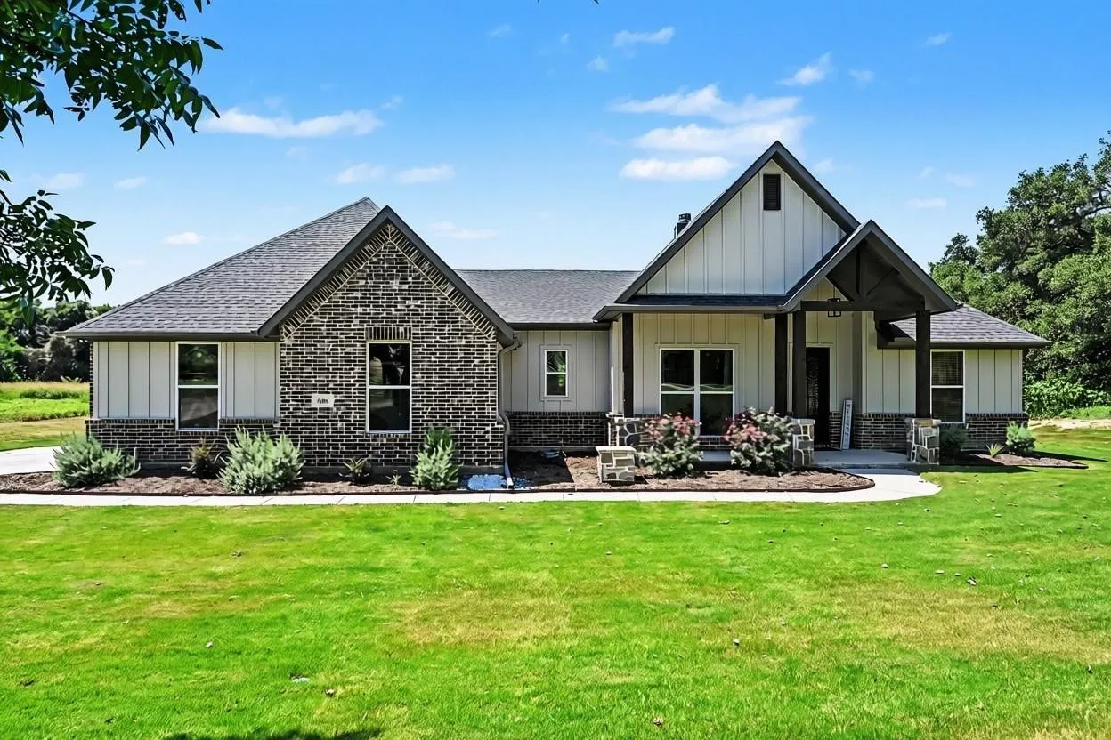 Single Family Residence For Sale in Parker County , 606 Central Road, Weatherford, Texas 76088, 3 Bedroom, 3 Bathroom, 2 Garage spaces, 2,162 Sqft, built in 2022, mls#21350657, Real Estate Agent in Weatherford, Homes For Sale in Parker county, Homes For Sale in Weatherford, Realtor in Weatherford Texas, Real Estate Brokerage Independent Realty Texas, Luminita Cordes Realtor