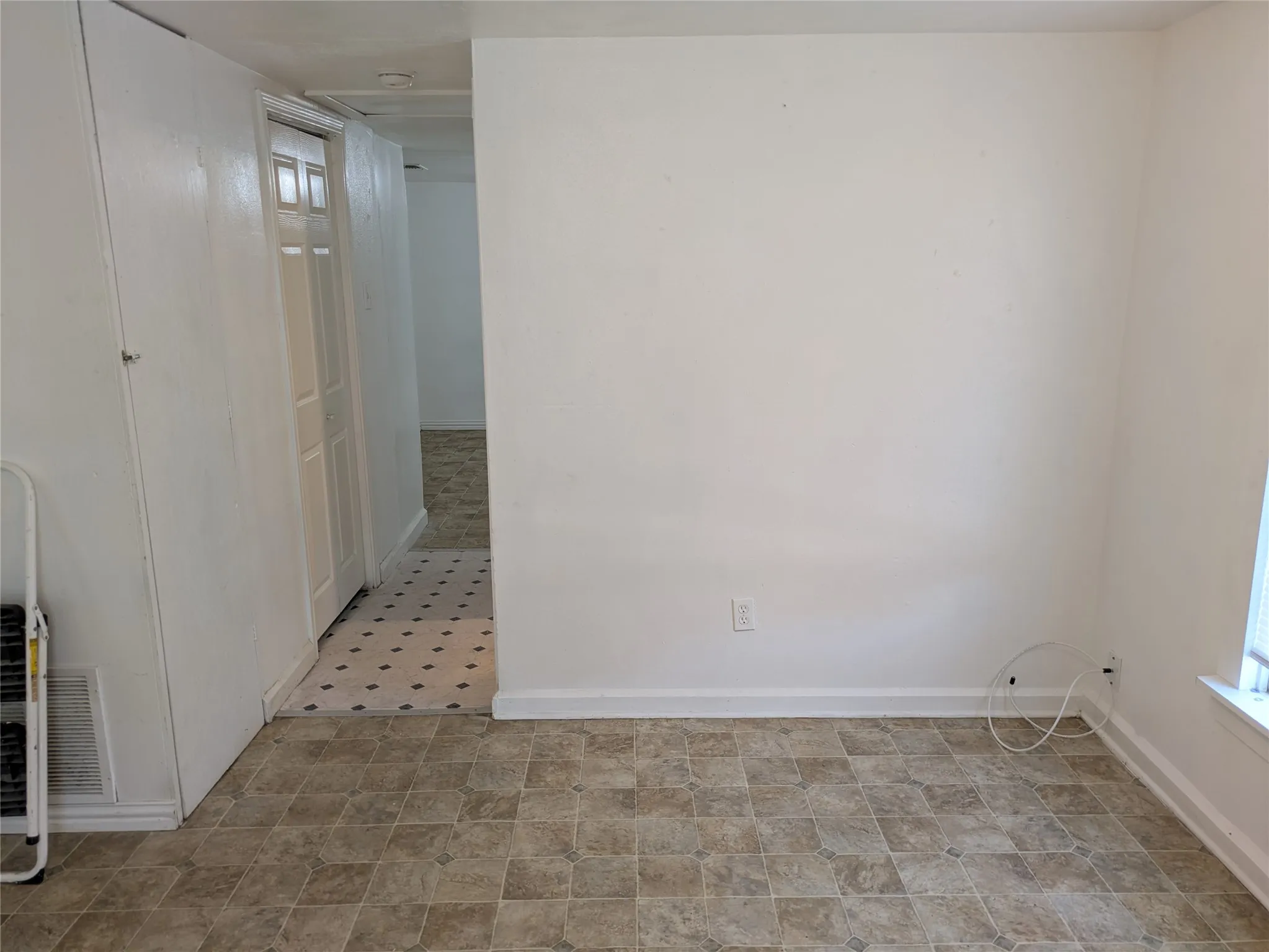 Single Family Residence For Rent in Denton County , 411 S Bradshaw Street, Denton, Texas 76205, 3 Bedroom, 1 Bathroom, Garage spaces, 1,056 Sqft, built in 1959, mls#21350700, Real Estate Agent in Denton, Homes For Rent in Denton county, Homes For Rent in Denton, Realtor in Denton Texas, Real Estate Brokerage Independent Realty Texas, Luminita Cordes Realtor