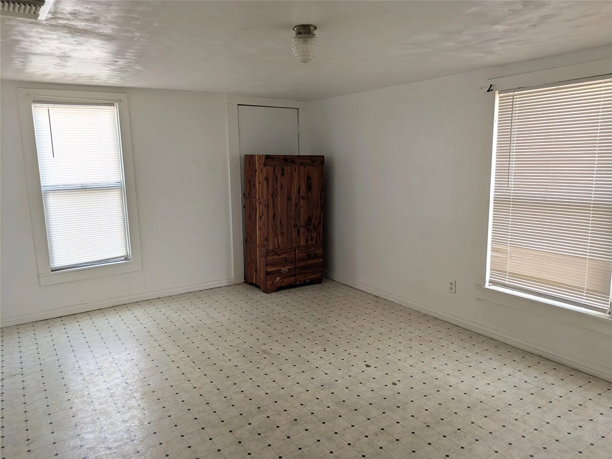 Single Family Residence For Rent in Denton County , 411 S Bradshaw Street, Denton, Texas 76205, 3 Bedroom, 1 Bathroom, Garage spaces, 1,056 Sqft, built in 1959, mls#21350700, Real Estate Agent in Denton, Homes For Rent in Denton county, Homes For Rent in Denton, Realtor in Denton Texas, Real Estate Brokerage Independent Realty Texas, Luminita Cordes Realtor