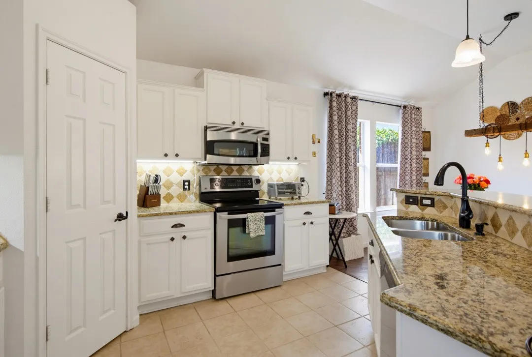 Single Family Residence For Sale in Denton County , 1400 Rancho Dominguez Road, Corinth, Texas 76210, 3 Bedroom, 2 Bathroom, 2 Garage spaces, 1,551 Sqft, built in 2001, mls#21350875, Real Estate Agent in Corinth, Homes For Sale in Denton county, Homes For Sale in Corinth, Realtor in Corinth Texas, Real Estate Brokerage Independent Realty Texas, Luminita Cordes Realtor