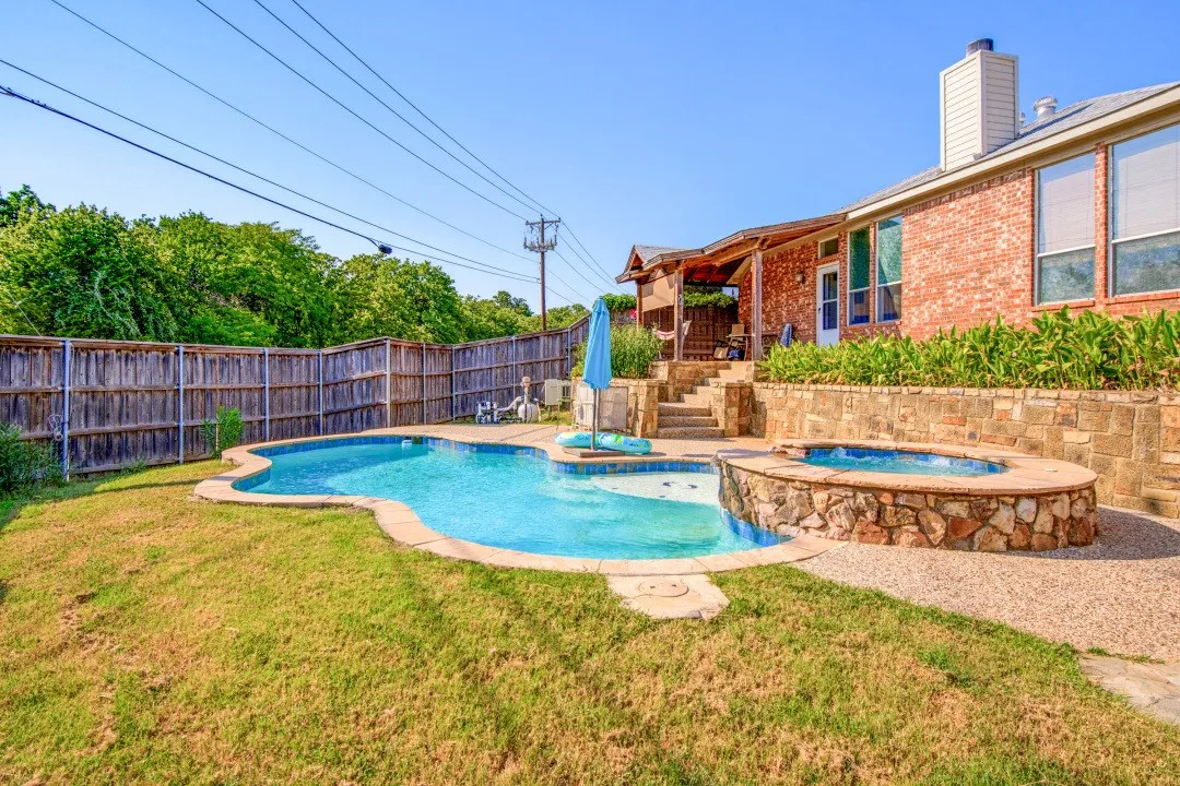 Single Family Residence For Sale in Denton County , 1400 Rancho Dominguez Road, Corinth, Texas 76210, 3 Bedroom, 2 Bathroom, 2 Garage spaces, 1,551 Sqft, built in 2001, mls#21350875, Real Estate Agent in Corinth, Homes For Sale in Denton county, Homes For Sale in Corinth, Realtor in Corinth Texas, Real Estate Brokerage Independent Realty Texas, Luminita Cordes Realtor