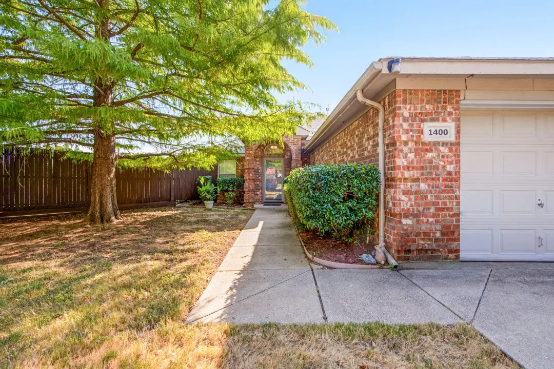 Single Family Residence For Sale in Denton County , 1400 Rancho Dominguez Road, Corinth, Texas 76210, 3 Bedroom, 2 Bathroom, 2 Garage spaces, 1,551 Sqft, built in 2001, mls#21350875, Real Estate Agent in Corinth, Homes For Sale in Denton county, Homes For Sale in Corinth, Realtor in Corinth Texas, Real Estate Brokerage Independent Realty Texas, Luminita Cordes Realtor