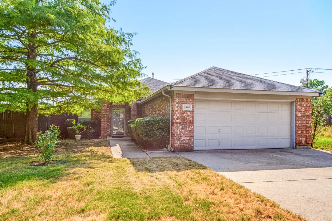 Single Family Residence For Sale in Denton County , 1400 Rancho Dominguez Road, Corinth, Texas 76210, 3 Bedroom, 2 Bathroom, 2 Garage spaces, 1,551 Sqft, built in 2001, mls#21350875, Real Estate Agent in Corinth, Homes For Sale in Denton county, Homes For Sale in Corinth, Realtor in Corinth Texas, Real Estate Brokerage Independent Realty Texas, Luminita Cordes Realtor
