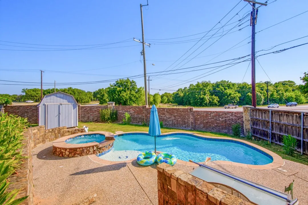 Single Family Residence For Sale in Denton County , 1400 Rancho Dominguez Road, Corinth, Texas 76210, 3 Bedroom, 2 Bathroom, 2 Garage spaces, 1,551 Sqft, built in 2001, mls#21350875, Real Estate Agent in Corinth, Homes For Sale in Denton county, Homes For Sale in Corinth, Realtor in Corinth Texas, Real Estate Brokerage Independent Realty Texas, Luminita Cordes Realtor
