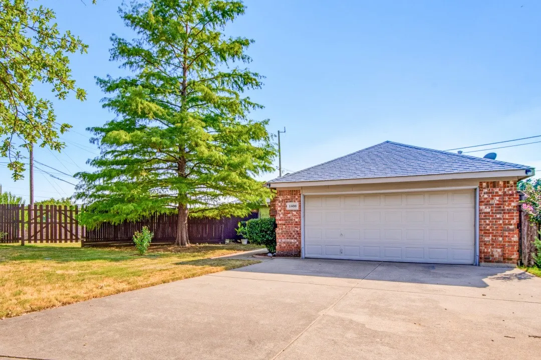 Single Family Residence For Sale in Denton County , 1400 Rancho Dominguez Road, Corinth, Texas 76210, 3 Bedroom, 2 Bathroom, 2 Garage spaces, 1,551 Sqft, built in 2001, mls#21350875, Real Estate Agent in Corinth, Homes For Sale in Denton county, Homes For Sale in Corinth, Realtor in Corinth Texas, Real Estate Brokerage Independent Realty Texas, Luminita Cordes Realtor