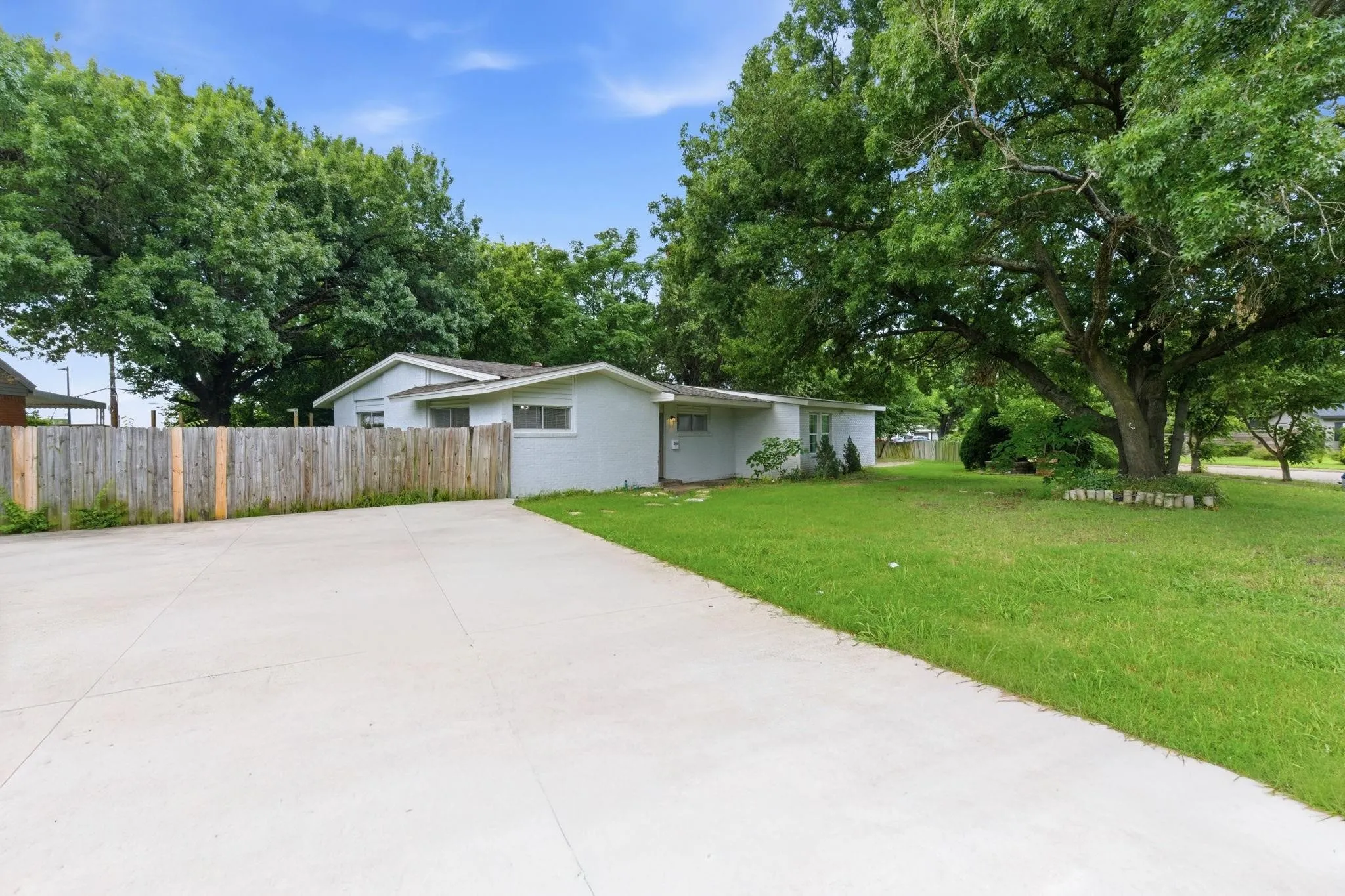 Single Family Residence For Rent in Dallas County , 2204 Dunloe Avenue, Dallas, Texas 75228, 4 Bedroom, 2 Bathroom, Garage spaces, 1,607 Sqft, built in 1952, mls#21350813, Real Estate Agent in Dallas, Homes For Rent in Dallas county, Homes For Rent in Dallas, Realtor in Dallas Texas, Real Estate Brokerage Independent Realty Texas, Luminita Cordes Realtor