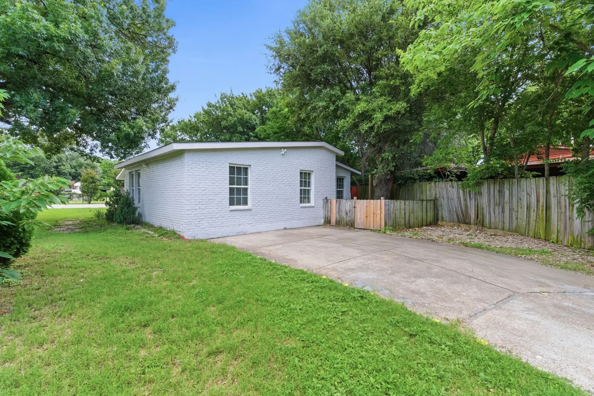 Single Family Residence For Rent in Dallas County , 2204 Dunloe Avenue, Dallas, Texas 75228, 4 Bedroom, 2 Bathroom, Garage spaces, 1,607 Sqft, built in 1952, mls#21350813, Real Estate Agent in Dallas, Homes For Rent in Dallas county, Homes For Rent in Dallas, Realtor in Dallas Texas, Real Estate Brokerage Independent Realty Texas, Luminita Cordes Realtor