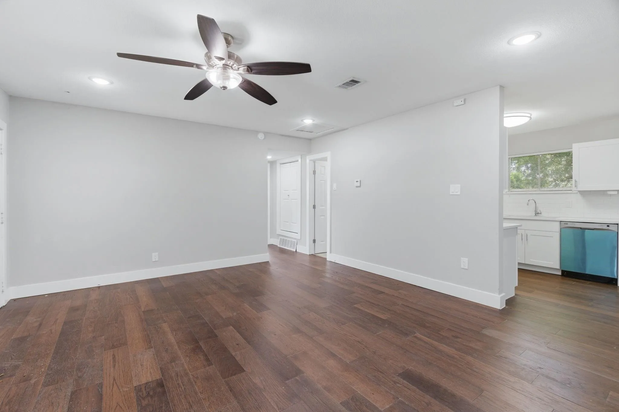 Single Family Residence For Rent in Dallas County , 2204 Dunloe Avenue, Dallas, Texas 75228, 4 Bedroom, 2 Bathroom, Garage spaces, 1,607 Sqft, built in 1952, mls#21350813, Real Estate Agent in Dallas, Homes For Rent in Dallas county, Homes For Rent in Dallas, Realtor in Dallas Texas, Real Estate Brokerage Independent Realty Texas, Luminita Cordes Realtor