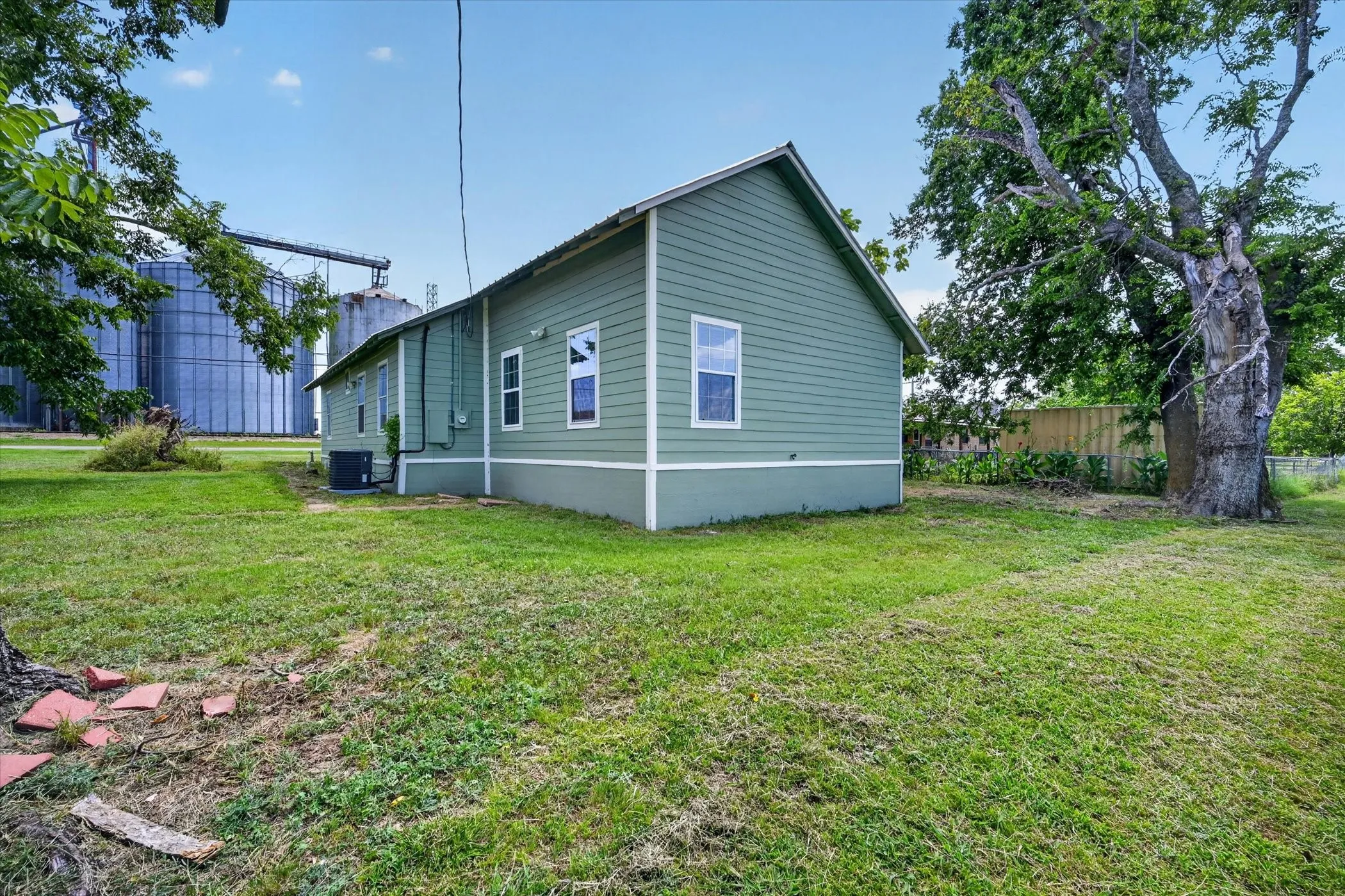 Single Family Residence For Sale in Fannin County , 601 Tx-56, Windom, Texas 75492, 3 Bedroom, 2 Bathroom, Garage spaces, 1,688 Sqft, built in 2023, mls#21344088, Real Estate Agent in Windom, Homes For Sale in Fannin county, Homes For Sale in Windom, Realtor in Windom Texas, Real Estate Brokerage Independent Realty Texas, Luminita Cordes Realtor