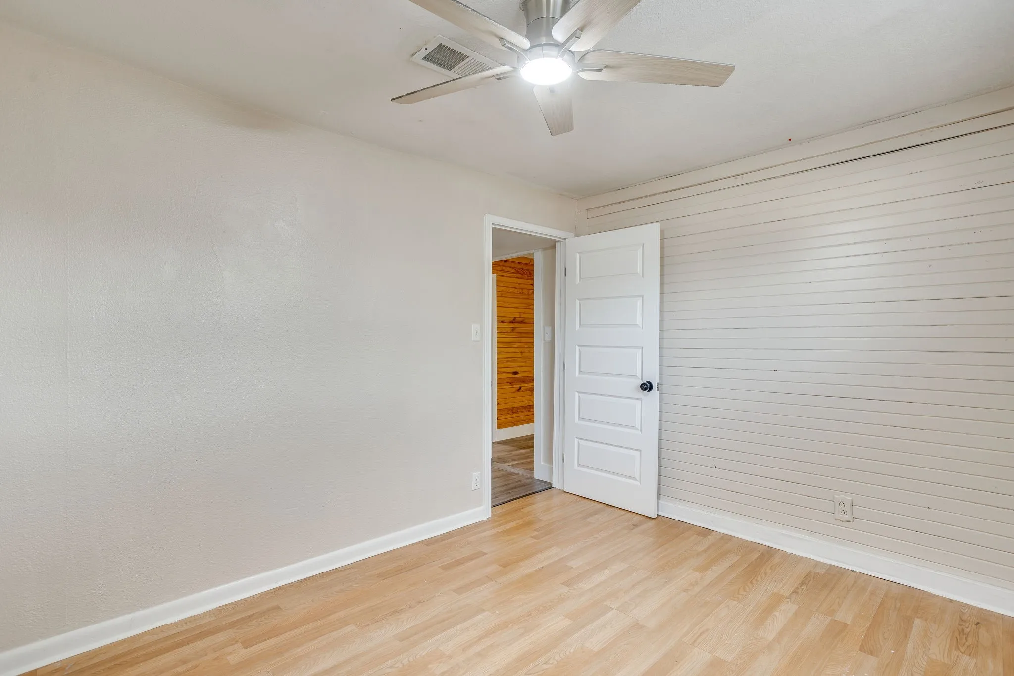 Single Family Residence For Sale in Dallas County , 502 N Delaware Street, Irving, Texas 75061, 3 Bedroom, 2 Bathroom, Garage spaces, 1,048 Sqft, built in 1950, mls#21350890, Real Estate Agent in Irving, Homes For Sale in Dallas county, Homes For Sale in Irving, Realtor in Irving Texas, Real Estate Brokerage Independent Realty Texas, Luminita Cordes Realtor