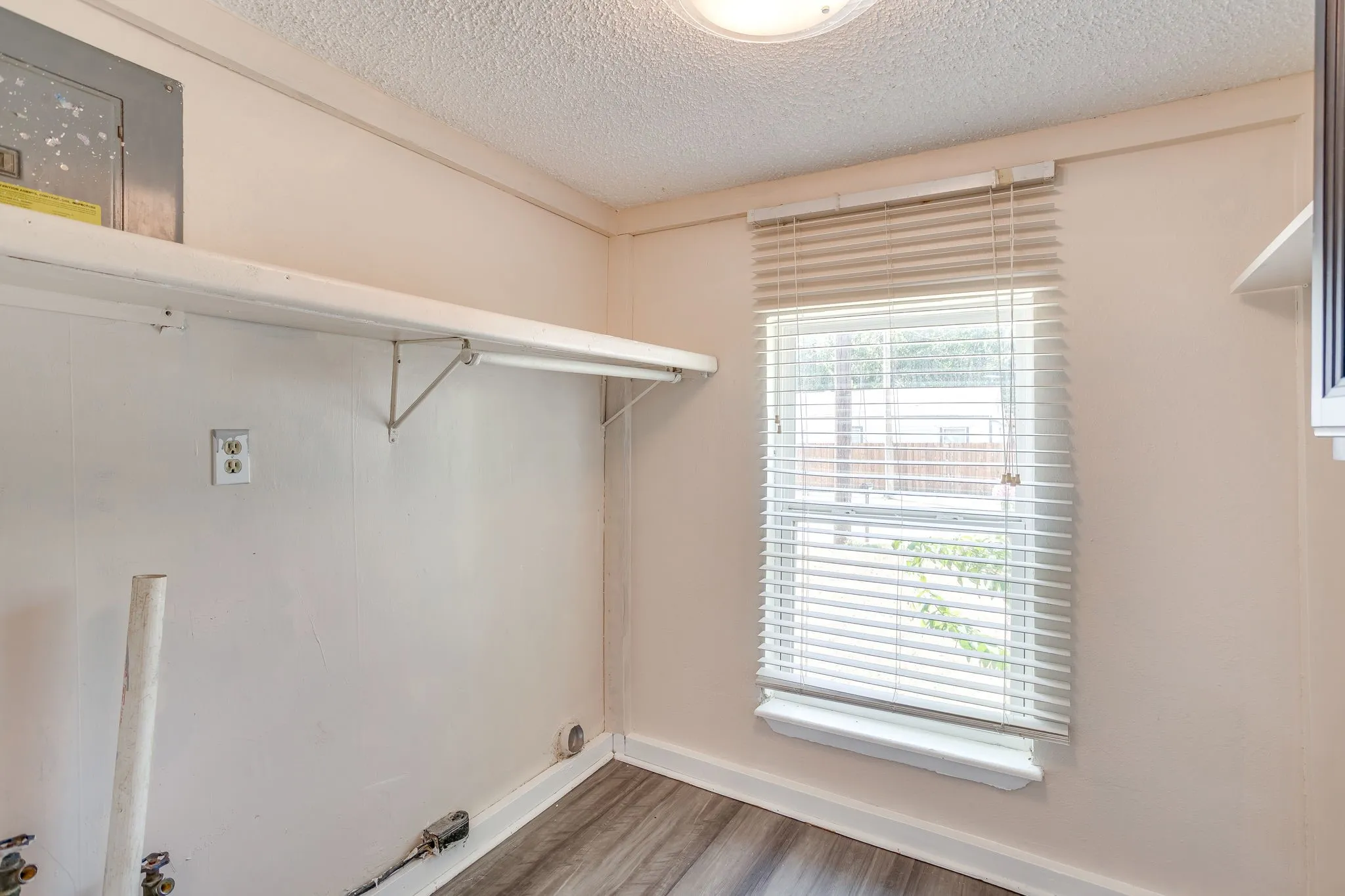 Single Family Residence For Sale in Dallas County , 502 N Delaware Street, Irving, Texas 75061, 3 Bedroom, 2 Bathroom, Garage spaces, 1,048 Sqft, built in 1950, mls#21350890, Real Estate Agent in Irving, Homes For Sale in Dallas county, Homes For Sale in Irving, Realtor in Irving Texas, Real Estate Brokerage Independent Realty Texas, Luminita Cordes Realtor