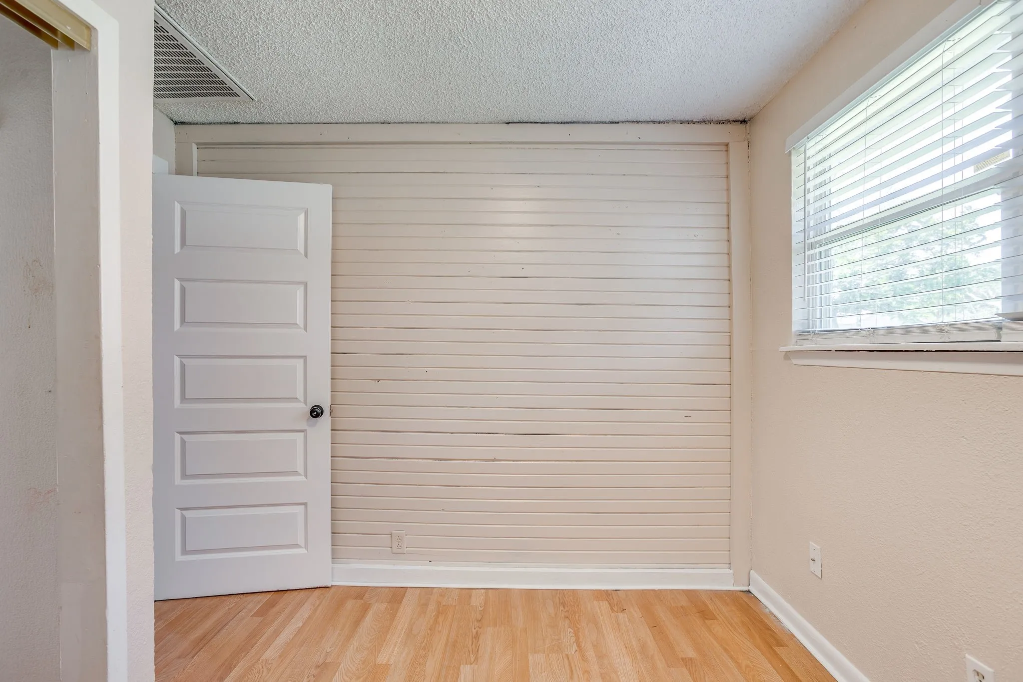 Single Family Residence For Sale in Dallas County , 502 N Delaware Street, Irving, Texas 75061, 3 Bedroom, 2 Bathroom, Garage spaces, 1,048 Sqft, built in 1950, mls#21350890, Real Estate Agent in Irving, Homes For Sale in Dallas county, Homes For Sale in Irving, Realtor in Irving Texas, Real Estate Brokerage Independent Realty Texas, Luminita Cordes Realtor