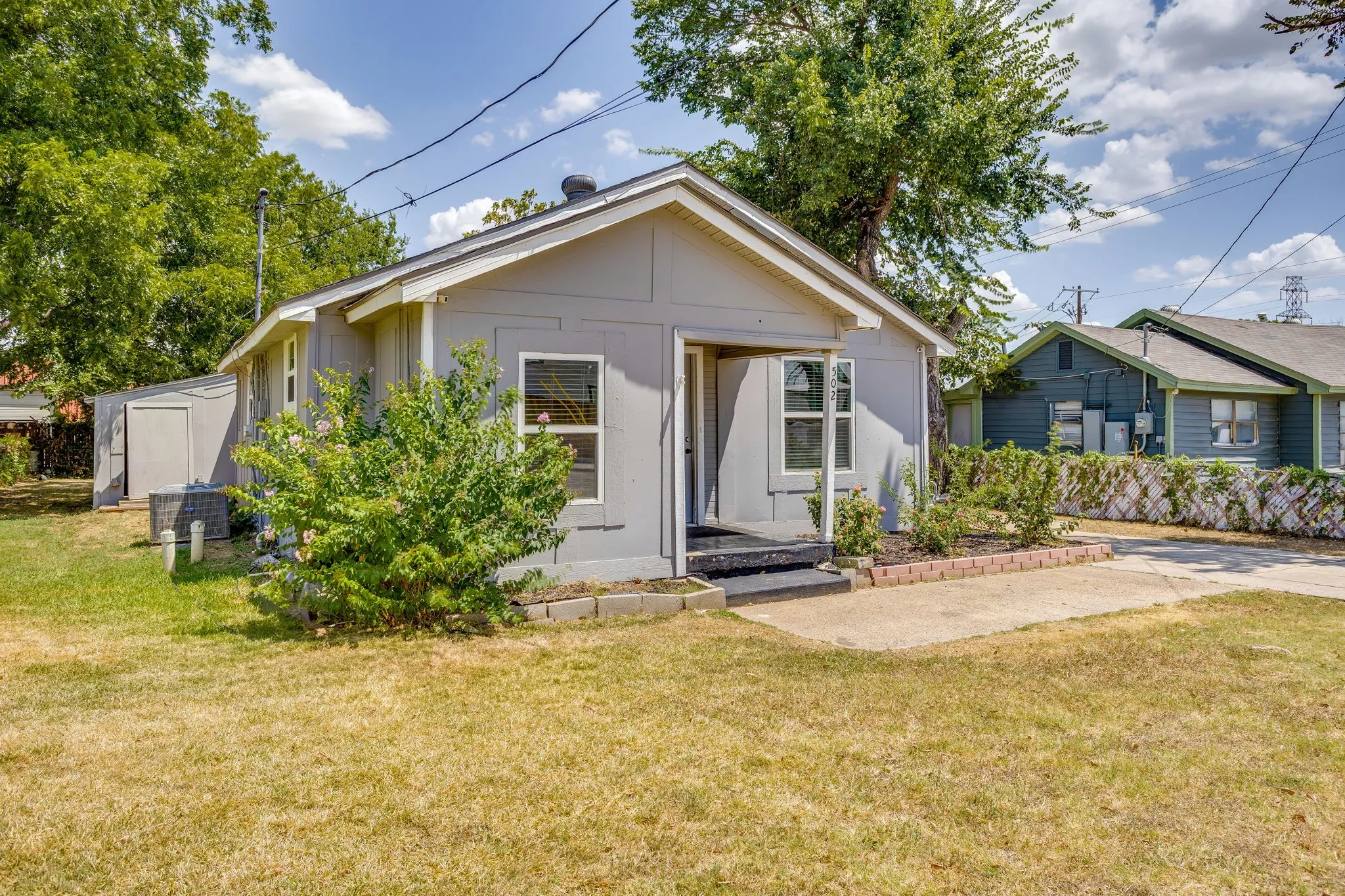 Single Family Residence For Sale in Dallas County , 502 N Delaware Street, Irving, Texas 75061, 3 Bedroom, 2 Bathroom, Garage spaces, 1,048 Sqft, built in 1950, mls#21350890, Real Estate Agent in Irving, Homes For Sale in Dallas county, Homes For Sale in Irving, Realtor in Irving Texas, Real Estate Brokerage Independent Realty Texas, Luminita Cordes Realtor