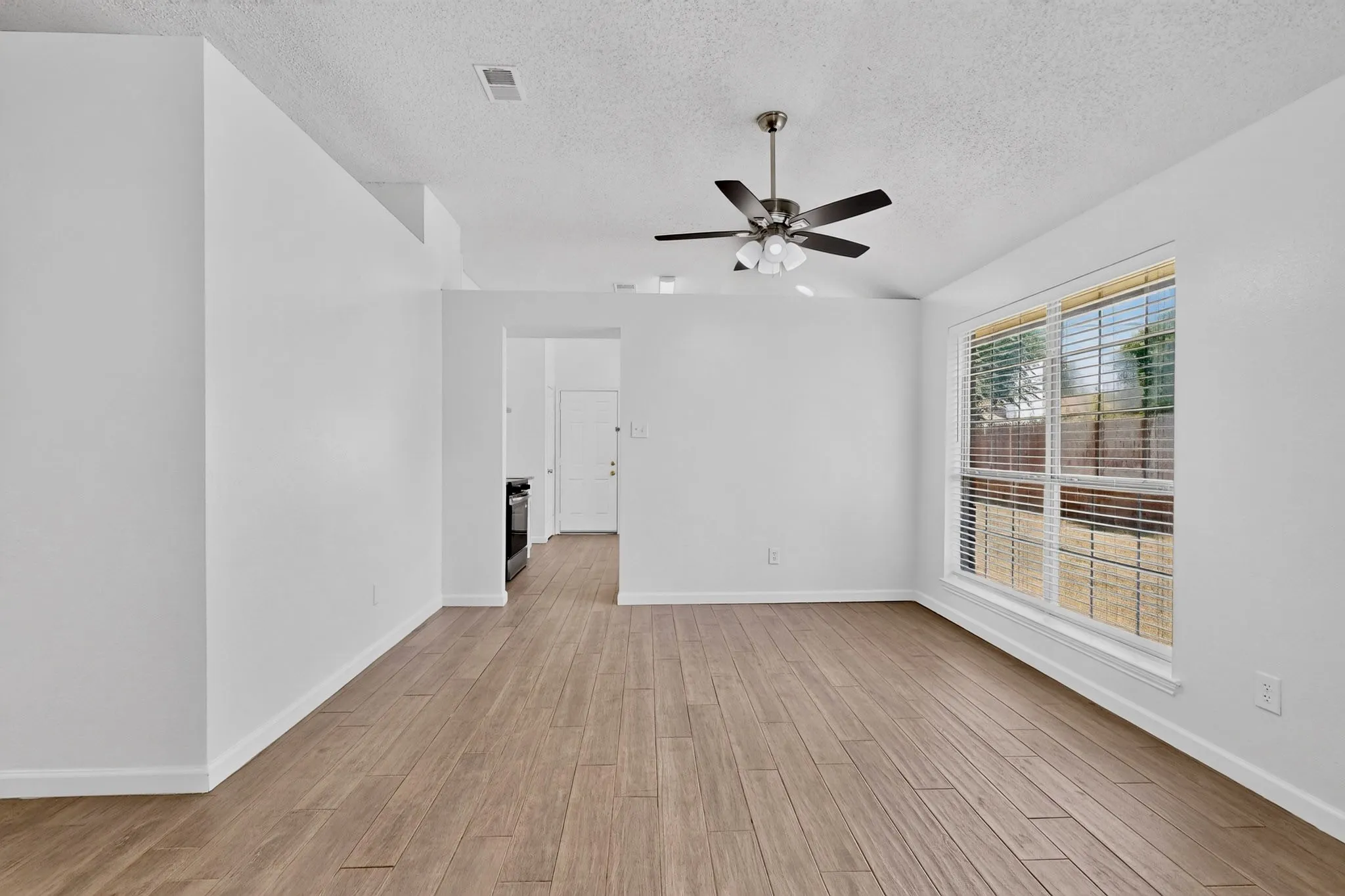 Single Family Residence For Sale in Tarrant County , 5205 Livermore Drive, Arlington, Texas 76017, 3 Bedroom, 2 Bathroom, 2 Garage spaces, 1,430 Sqft, built in 1992, mls#21350515, Real Estate Agent in Arlington, Homes For Sale in Tarrant county, Homes For Sale in Arlington, Realtor in Arlington Texas, Real Estate Brokerage Independent Realty Texas, Luminita Cordes Realtor