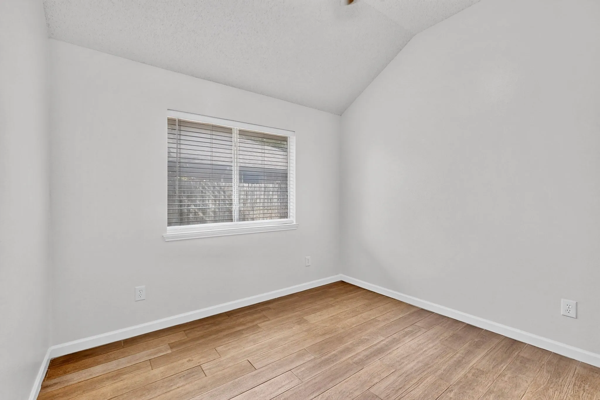 Single Family Residence For Sale in Tarrant County , 5205 Livermore Drive, Arlington, Texas 76017, 3 Bedroom, 2 Bathroom, 2 Garage spaces, 1,430 Sqft, built in 1992, mls#21350515, Real Estate Agent in Arlington, Homes For Sale in Tarrant county, Homes For Sale in Arlington, Realtor in Arlington Texas, Real Estate Brokerage Independent Realty Texas, Luminita Cordes Realtor