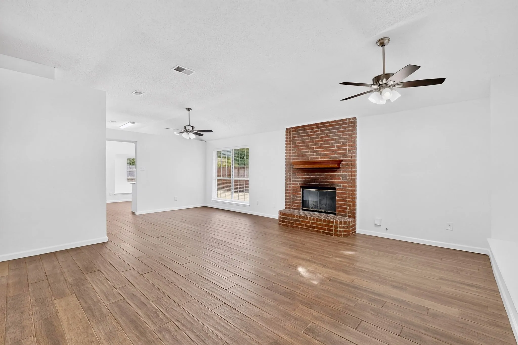 Single Family Residence For Sale in Tarrant County , 5205 Livermore Drive, Arlington, Texas 76017, 3 Bedroom, 2 Bathroom, 2 Garage spaces, 1,430 Sqft, built in 1992, mls#21350515, Real Estate Agent in Arlington, Homes For Sale in Tarrant county, Homes For Sale in Arlington, Realtor in Arlington Texas, Real Estate Brokerage Independent Realty Texas, Luminita Cordes Realtor