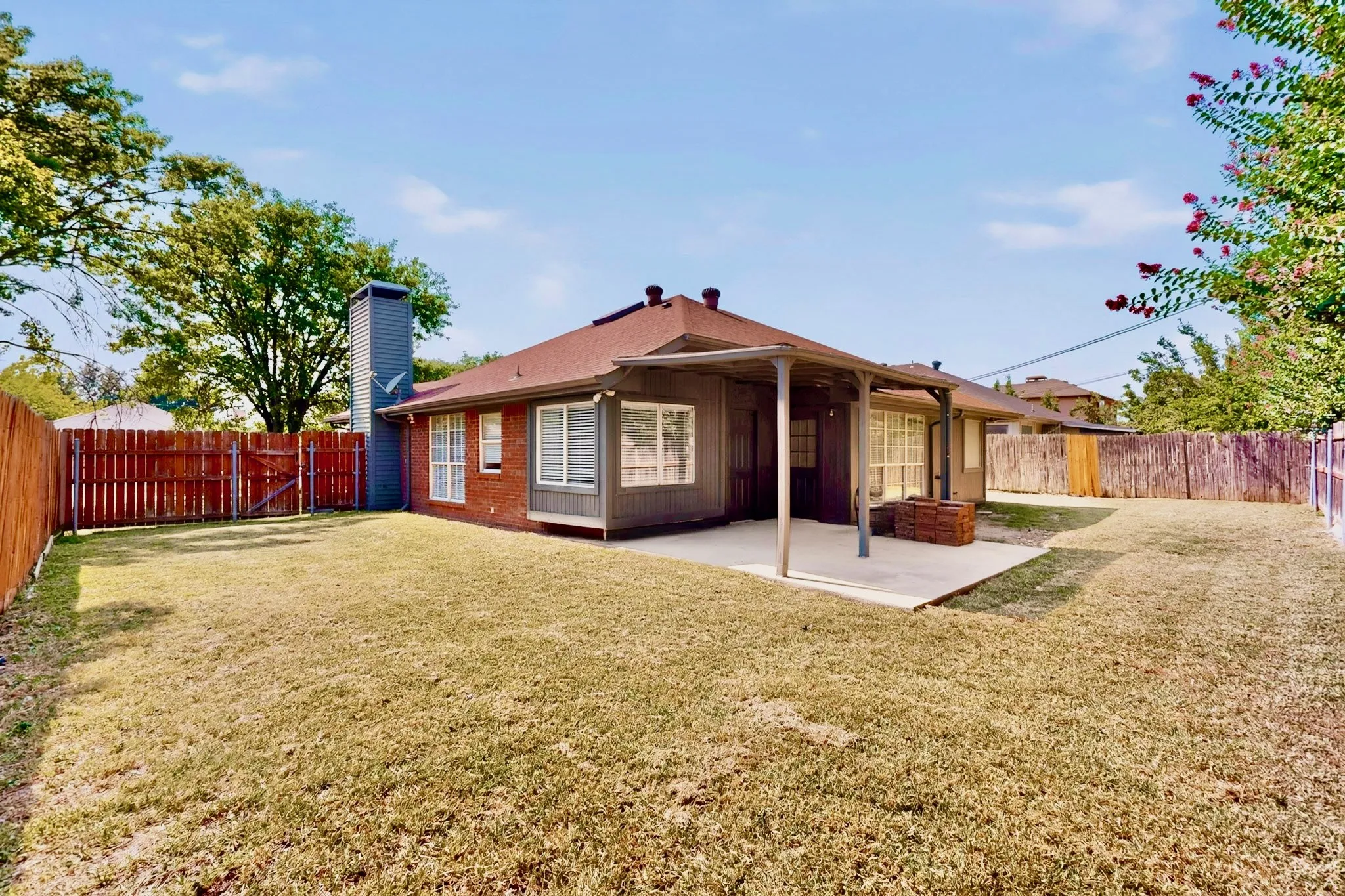 Single Family Residence For Sale in Tarrant County , 5205 Livermore Drive, Arlington, Texas 76017, 3 Bedroom, 2 Bathroom, 2 Garage spaces, 1,430 Sqft, built in 1992, mls#21350515, Real Estate Agent in Arlington, Homes For Sale in Tarrant county, Homes For Sale in Arlington, Realtor in Arlington Texas, Real Estate Brokerage Independent Realty Texas, Luminita Cordes Realtor
