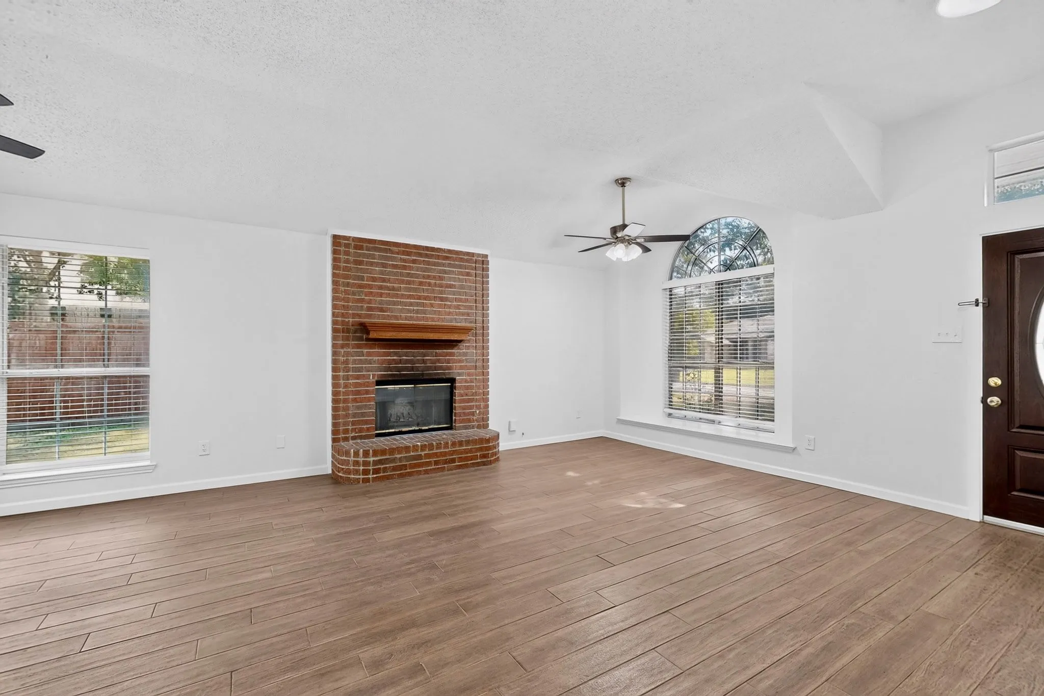 Single Family Residence For Sale in Tarrant County , 5205 Livermore Drive, Arlington, Texas 76017, 3 Bedroom, 2 Bathroom, 2 Garage spaces, 1,430 Sqft, built in 1992, mls#21350515, Real Estate Agent in Arlington, Homes For Sale in Tarrant county, Homes For Sale in Arlington, Realtor in Arlington Texas, Real Estate Brokerage Independent Realty Texas, Luminita Cordes Realtor