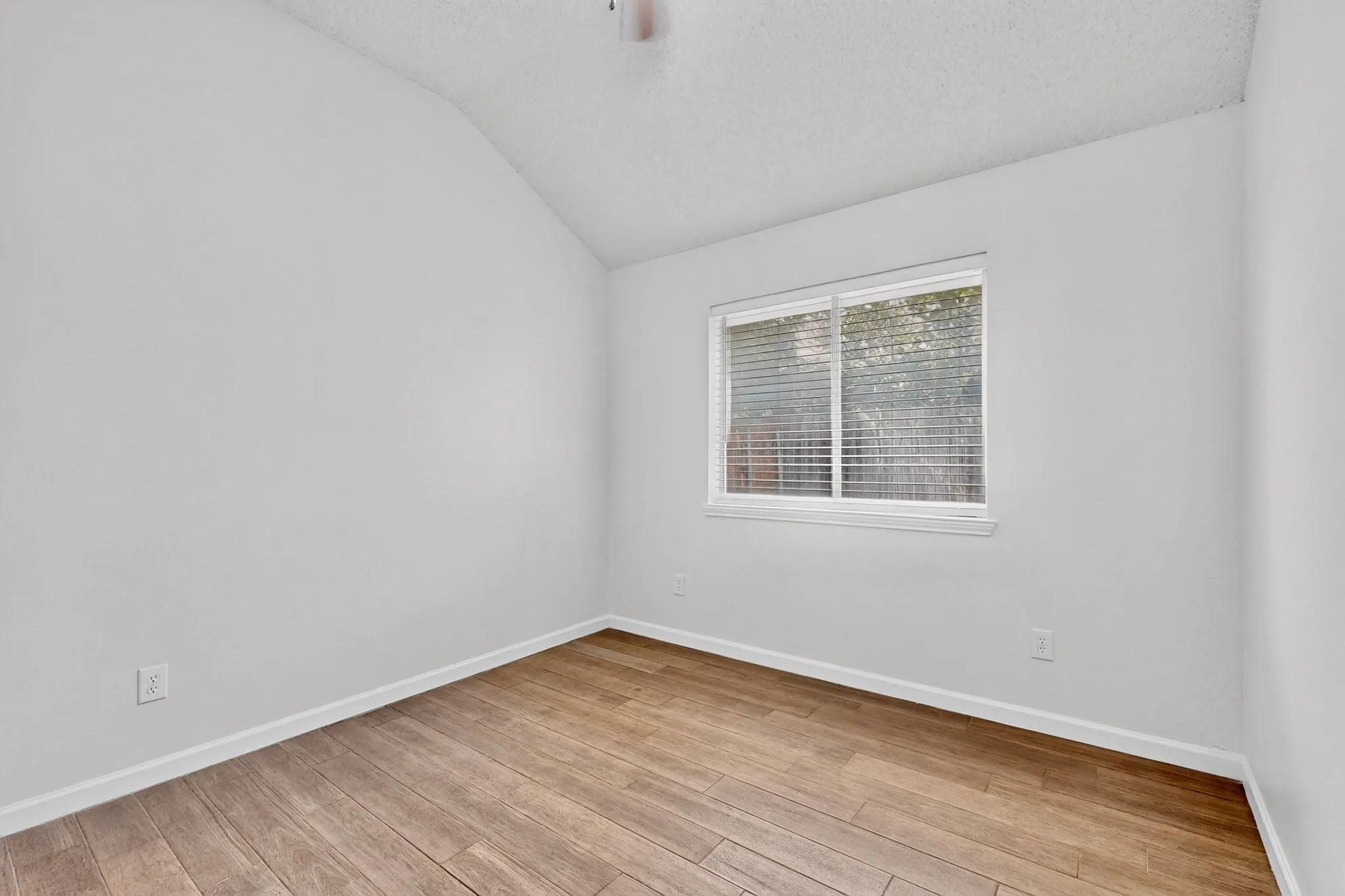 Single Family Residence For Sale in Tarrant County , 5205 Livermore Drive, Arlington, Texas 76017, 3 Bedroom, 2 Bathroom, 2 Garage spaces, 1,430 Sqft, built in 1992, mls#21350515, Real Estate Agent in Arlington, Homes For Sale in Tarrant county, Homes For Sale in Arlington, Realtor in Arlington Texas, Real Estate Brokerage Independent Realty Texas, Luminita Cordes Realtor