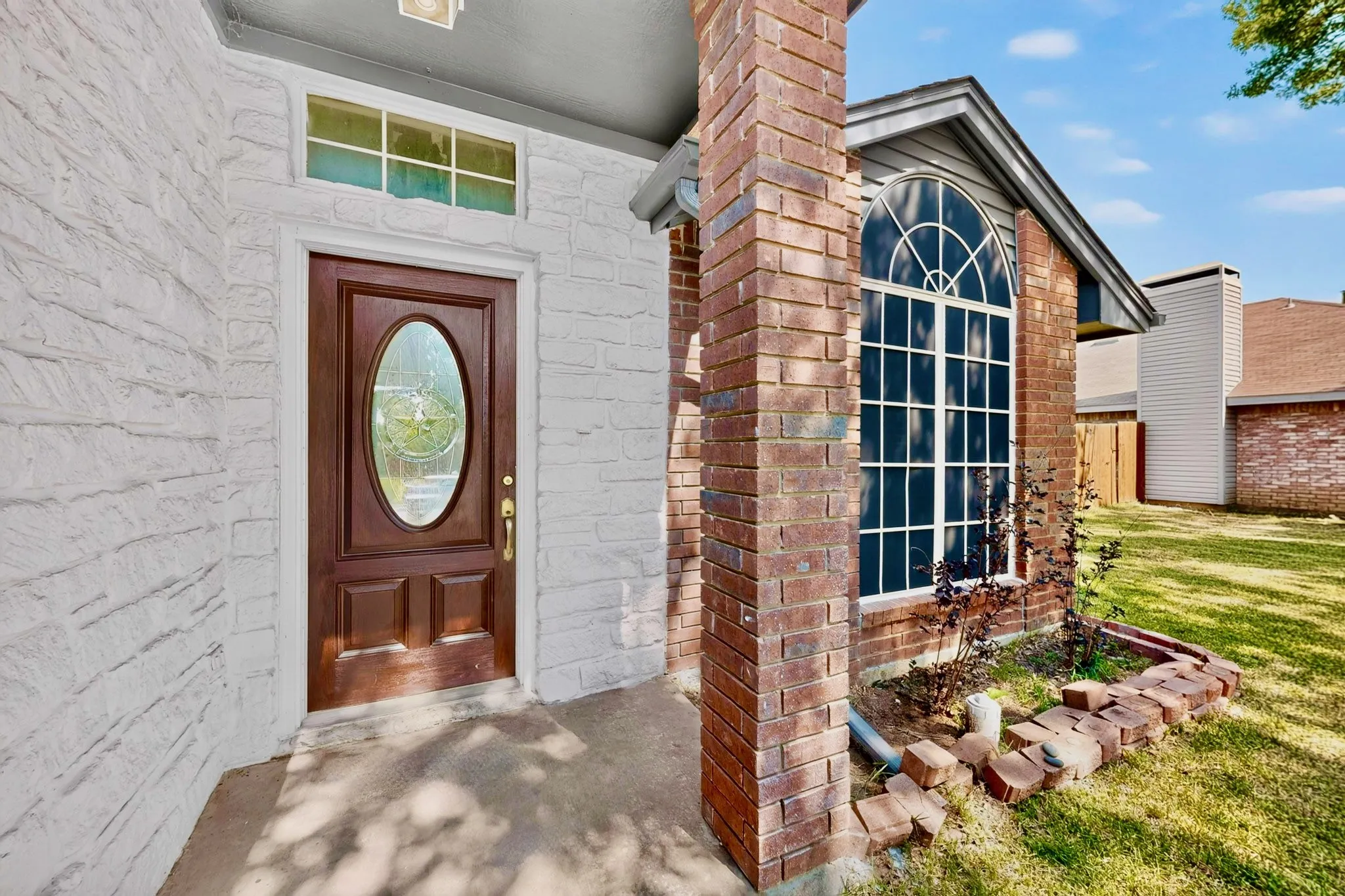 Single Family Residence For Sale in Tarrant County , 5205 Livermore Drive, Arlington, Texas 76017, 3 Bedroom, 2 Bathroom, 2 Garage spaces, 1,430 Sqft, built in 1992, mls#21350515, Real Estate Agent in Arlington, Homes For Sale in Tarrant county, Homes For Sale in Arlington, Realtor in Arlington Texas, Real Estate Brokerage Independent Realty Texas, Luminita Cordes Realtor