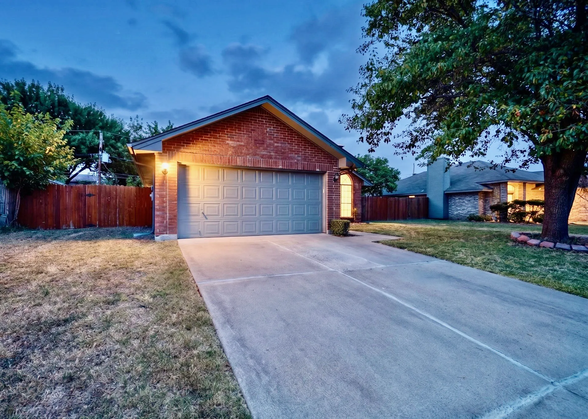 Single Family Residence For Sale in Tarrant County , 5205 Livermore Drive, Arlington, Texas 76017, 3 Bedroom, 2 Bathroom, 2 Garage spaces, 1,430 Sqft, built in 1992, mls#21350515, Real Estate Agent in Arlington, Homes For Sale in Tarrant county, Homes For Sale in Arlington, Realtor in Arlington Texas, Real Estate Brokerage Independent Realty Texas, Luminita Cordes Realtor
