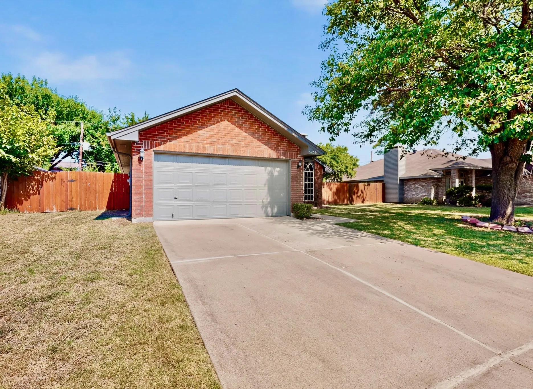 Single Family Residence For Sale in Tarrant County , 5205 Livermore Drive, Arlington, Texas 76017, 3 Bedroom, 2 Bathroom, 2 Garage spaces, 1,430 Sqft, built in 1992, mls#21350515, Real Estate Agent in Arlington, Homes For Sale in Tarrant county, Homes For Sale in Arlington, Realtor in Arlington Texas, Real Estate Brokerage Independent Realty Texas, Luminita Cordes Realtor