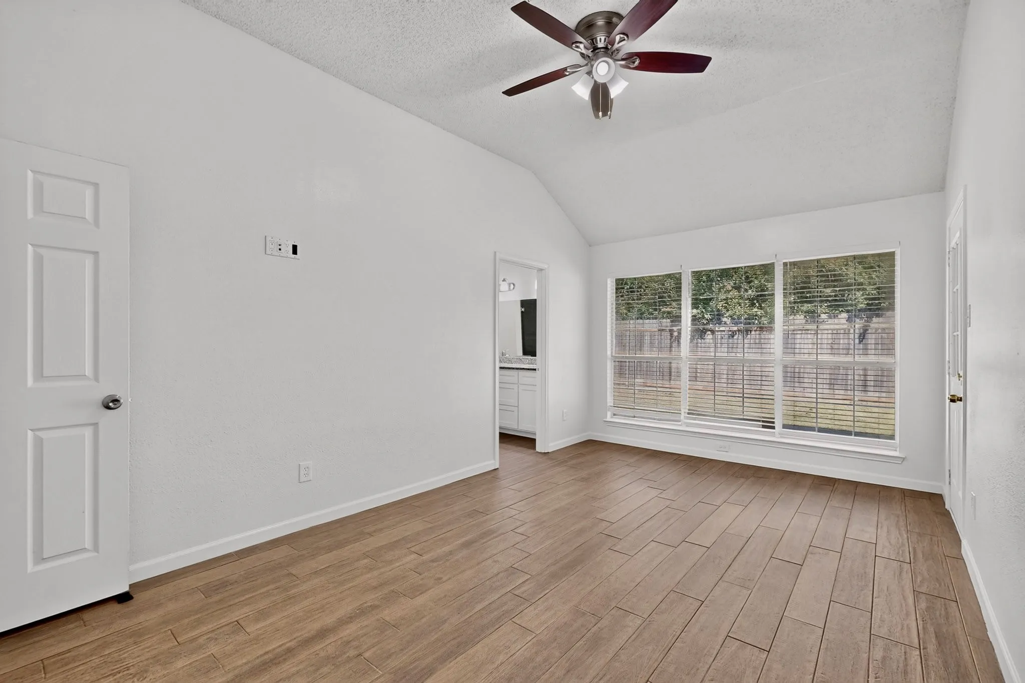 Single Family Residence For Sale in Tarrant County , 5205 Livermore Drive, Arlington, Texas 76017, 3 Bedroom, 2 Bathroom, 2 Garage spaces, 1,430 Sqft, built in 1992, mls#21350515, Real Estate Agent in Arlington, Homes For Sale in Tarrant county, Homes For Sale in Arlington, Realtor in Arlington Texas, Real Estate Brokerage Independent Realty Texas, Luminita Cordes Realtor