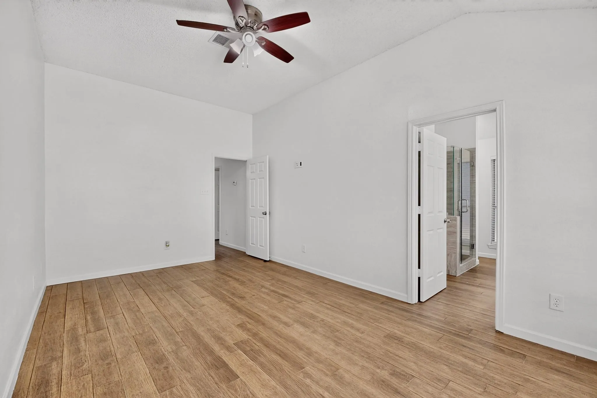 Single Family Residence For Sale in Tarrant County , 5205 Livermore Drive, Arlington, Texas 76017, 3 Bedroom, 2 Bathroom, 2 Garage spaces, 1,430 Sqft, built in 1992, mls#21350515, Real Estate Agent in Arlington, Homes For Sale in Tarrant county, Homes For Sale in Arlington, Realtor in Arlington Texas, Real Estate Brokerage Independent Realty Texas, Luminita Cordes Realtor