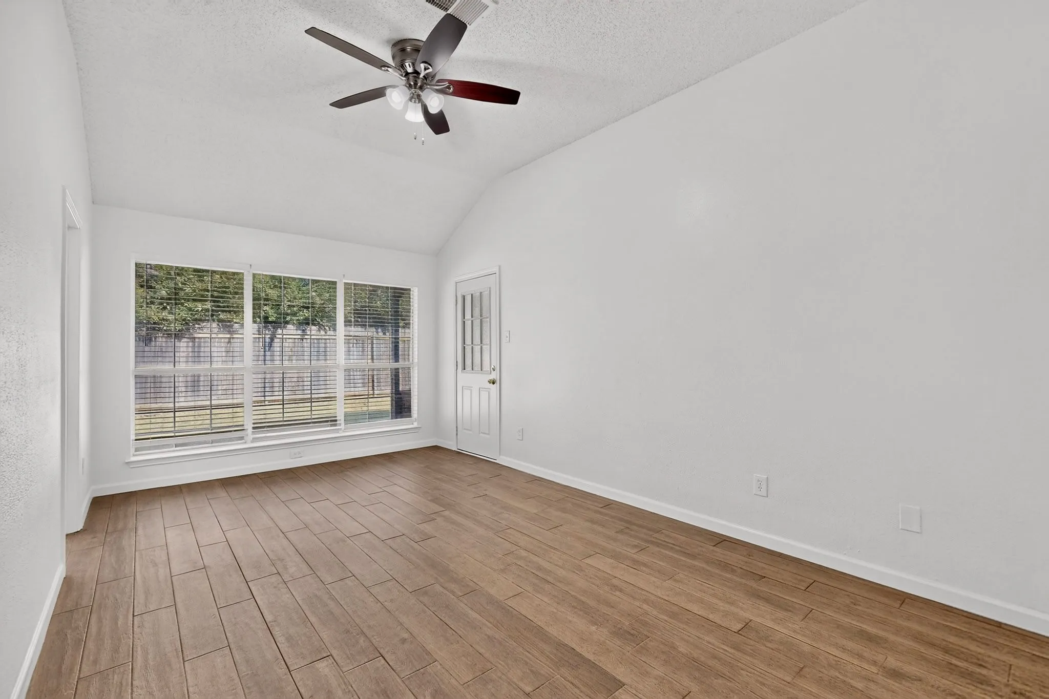 Single Family Residence For Sale in Tarrant County , 5205 Livermore Drive, Arlington, Texas 76017, 3 Bedroom, 2 Bathroom, 2 Garage spaces, 1,430 Sqft, built in 1992, mls#21350515, Real Estate Agent in Arlington, Homes For Sale in Tarrant county, Homes For Sale in Arlington, Realtor in Arlington Texas, Real Estate Brokerage Independent Realty Texas, Luminita Cordes Realtor