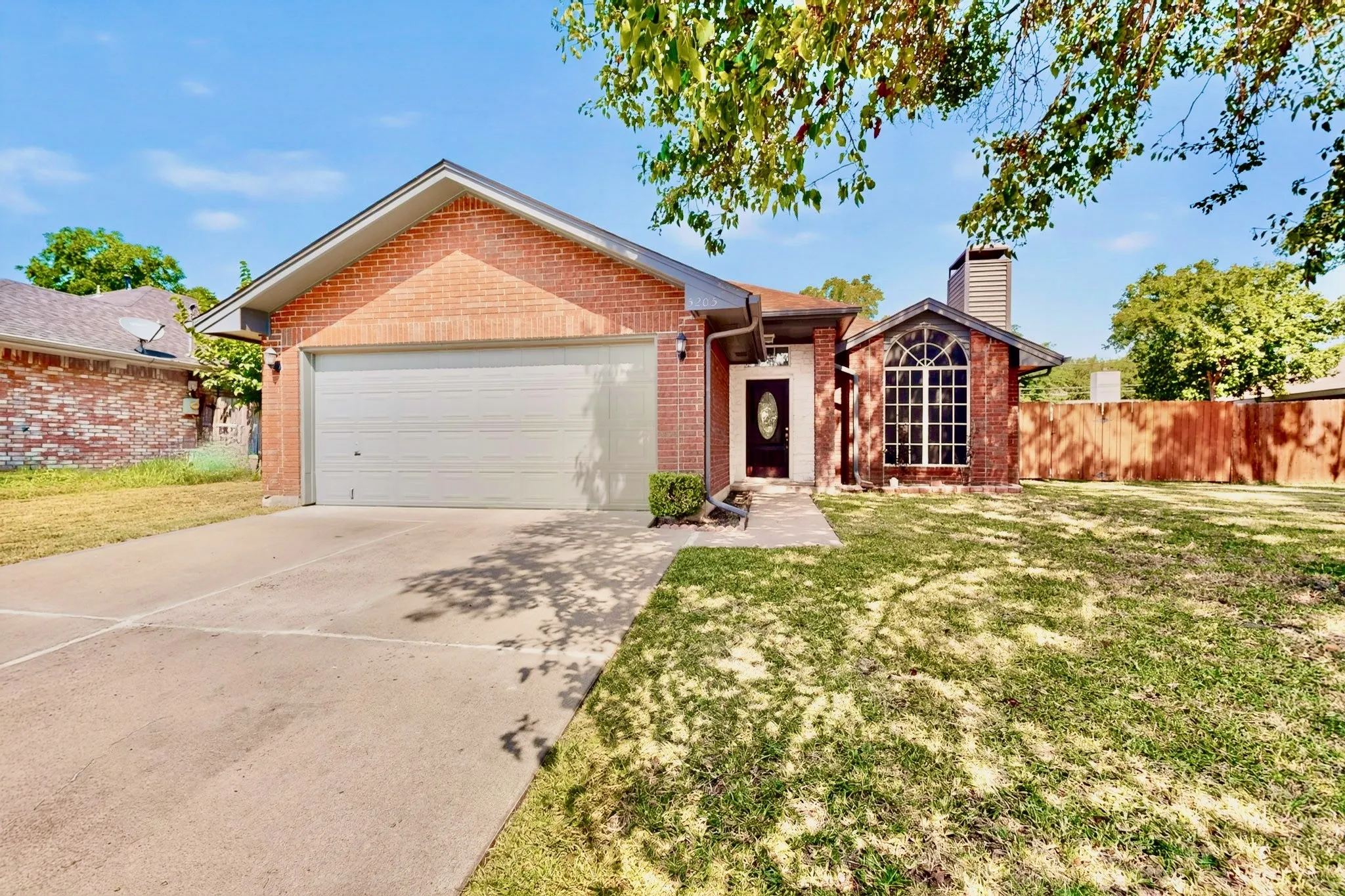 Single Family Residence For Sale in Tarrant County , 5205 Livermore Drive, Arlington, Texas 76017, 3 Bedroom, 2 Bathroom, 2 Garage spaces, 1,430 Sqft, built in 1992, mls#21350515, Real Estate Agent in Arlington, Homes For Sale in Tarrant county, Homes For Sale in Arlington, Realtor in Arlington Texas, Real Estate Brokerage Independent Realty Texas, Luminita Cordes Realtor