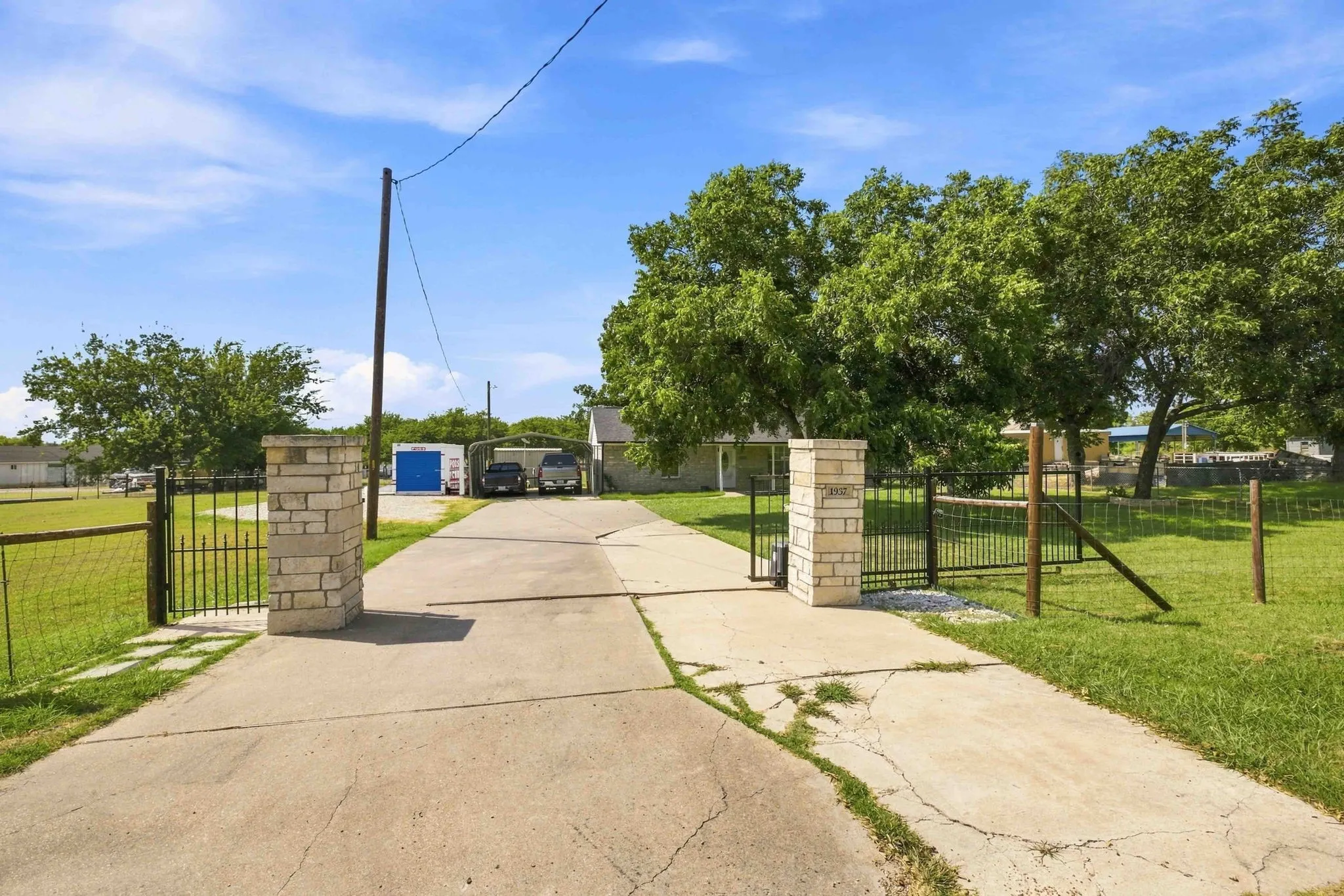 Single Family Residence For Sale in Kaufman County , 1937 County Road 141, Kaufman, Texas 75142, 3 Bedroom, 2 Bathroom, Garage spaces, 1,200 Sqft, built in 1995, mls#21350055, Real Estate Agent in Kaufman, Homes For Sale in Kaufman county, Homes For Sale in Kaufman, Realtor in Kaufman Texas, Real Estate Brokerage Independent Realty Texas, Luminita Cordes Realtor