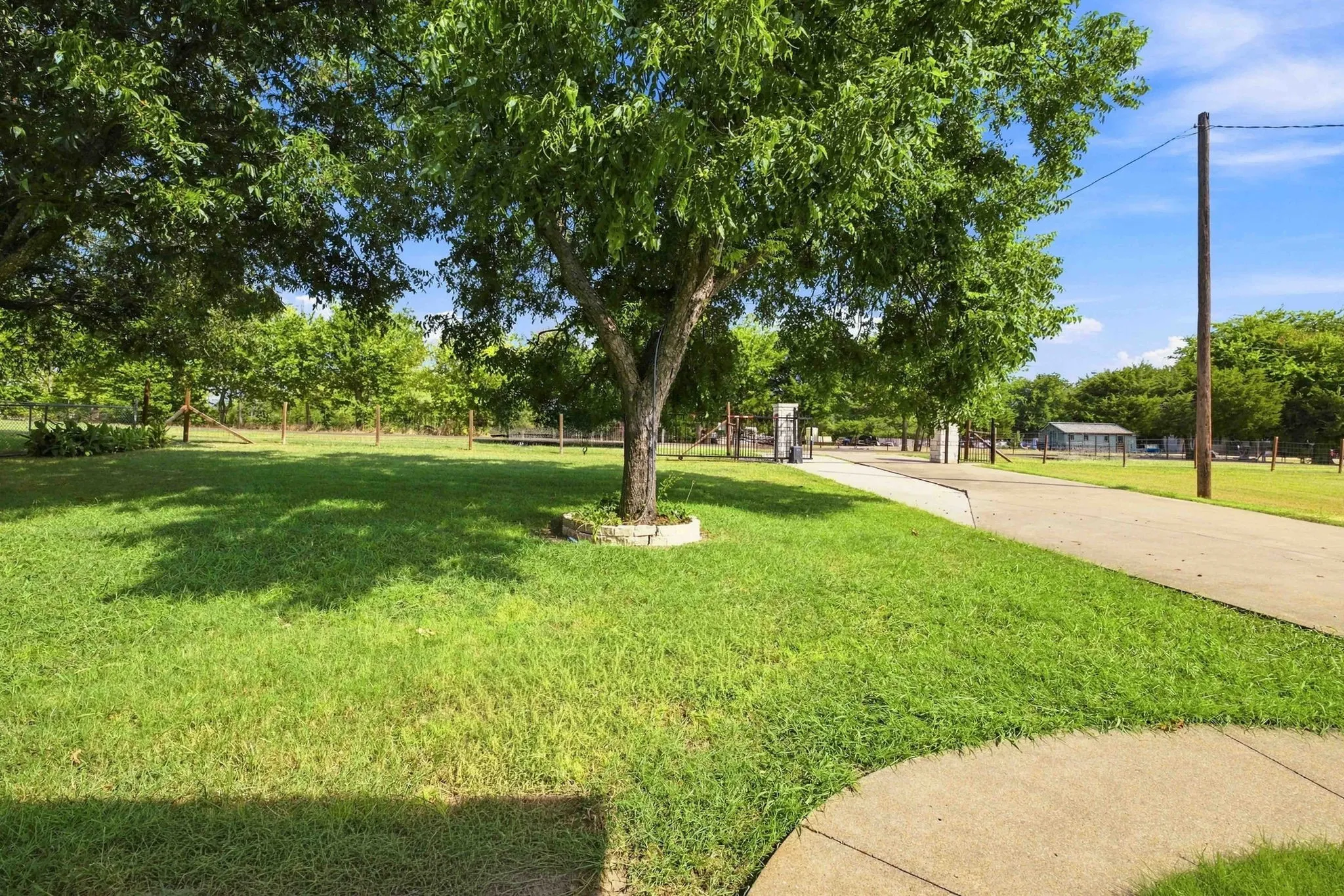 Single Family Residence For Sale in Kaufman County , 1937 County Road 141, Kaufman, Texas 75142, 3 Bedroom, 2 Bathroom, Garage spaces, 1,200 Sqft, built in 1995, mls#21350055, Real Estate Agent in Kaufman, Homes For Sale in Kaufman county, Homes For Sale in Kaufman, Realtor in Kaufman Texas, Real Estate Brokerage Independent Realty Texas, Luminita Cordes Realtor