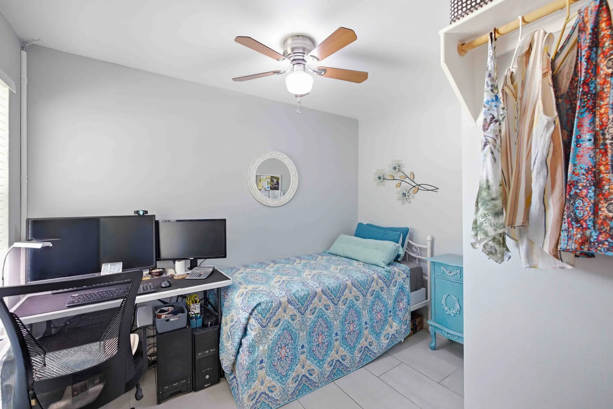 Ceiling fan with light fixture