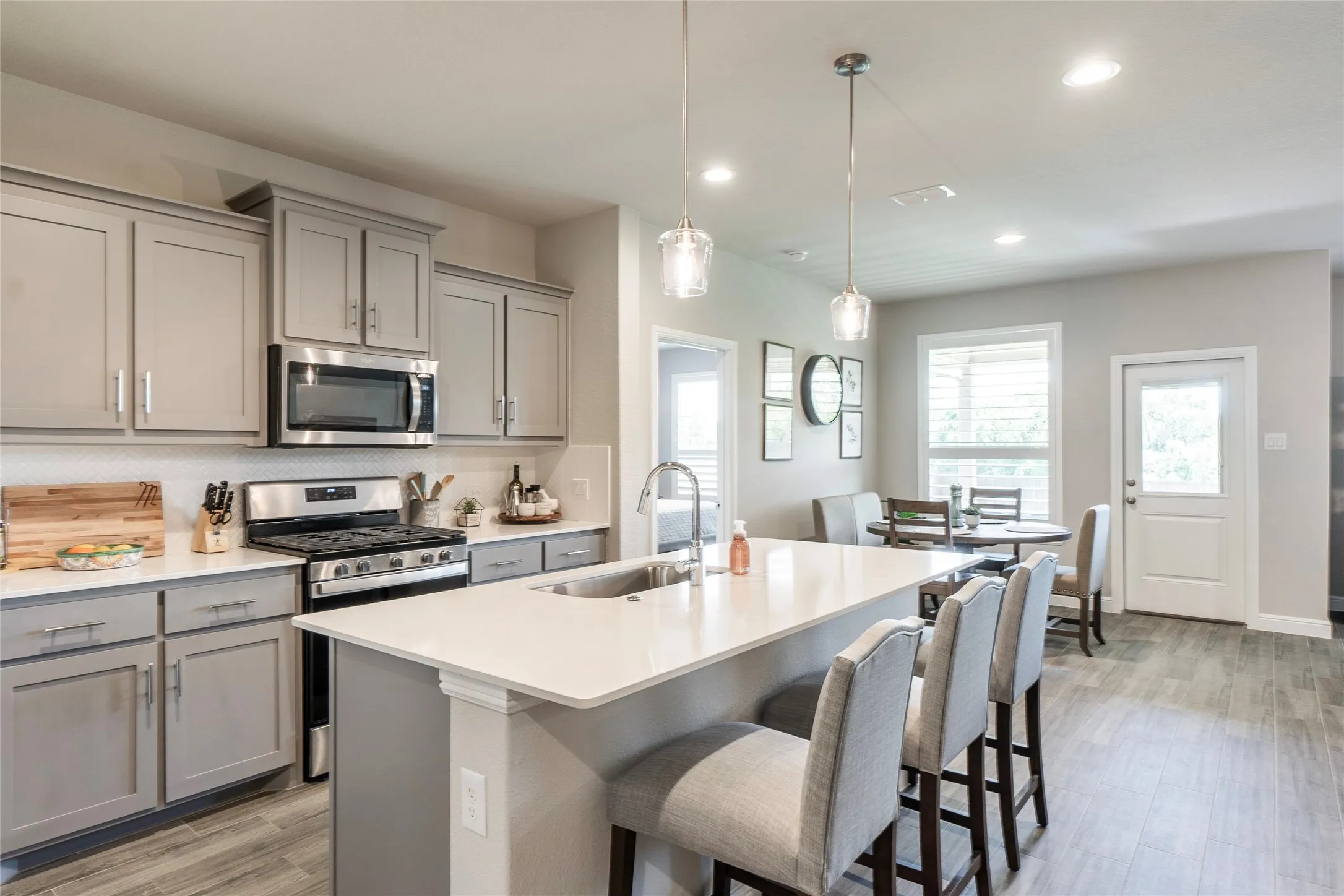 Modern gourmet kitchen with island