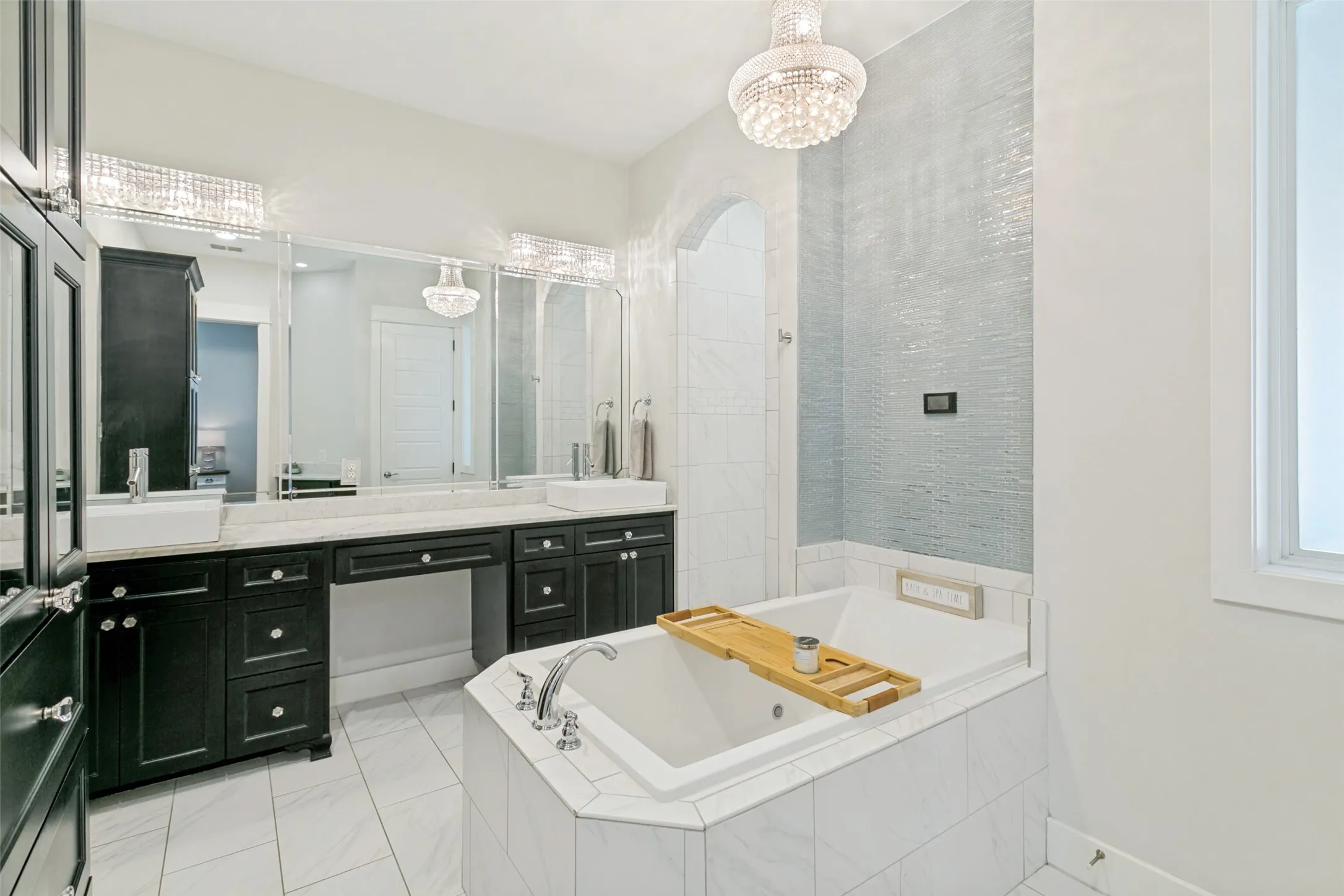 Single Family Residence For Sale in Parker County , 203 Links Court, Aledo, Texas 76008, 5 Bedroom, 6 Bathroom, 3 Garage spaces, 4,585 Sqft, built in 2013, mls#21348912, Real Estate Agent in Aledo, Homes For Sale in Parker county, Homes For Sale in Aledo, Realtor in Aledo Texas, Real Estate Brokerage Independent Realty Texas, Luminita Cordes Realtor
