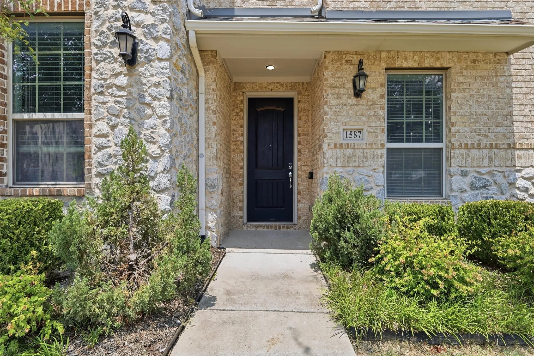 Townhouse For Sale in Dallas County , 1587 Wittington Place, Farmers Branch, Texas 75234, 3 Bedroom, 4 Bathroom, 2 Garage spaces, 1,996 Sqft, built in 2019, mls#21347912, Real Estate Agent in Farmers Branch, Homes For Sale in Dallas county, Homes For Sale in Farmers Branch, Realtor in Farmers Branch Texas, Real Estate Brokerage Independent Realty Texas, Luminita Cordes Realtor