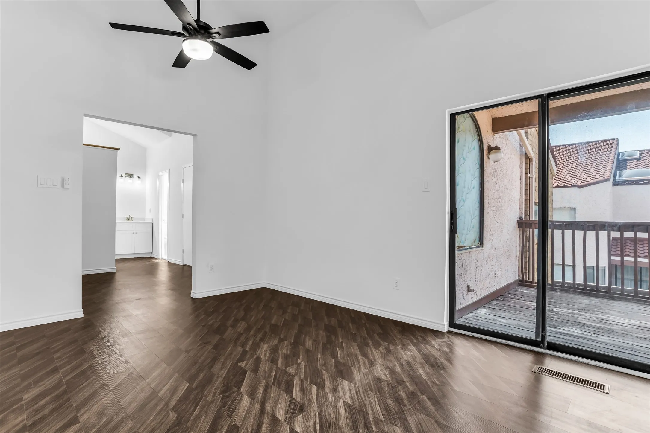 Condominium For Sale in Dallas County , 525 Ranch Trail 146, Irving, Texas 75063, 2 Bedroom, 2 Bathroom, 1 Garage spaces, 1,415 Sqft, built in 1985, mls#21348531, Real Estate Agent in Irving, Homes For Sale in Dallas county, Homes For Sale in Irving, Realtor in Irving Texas, Real Estate Brokerage Independent Realty Texas, Luminita Cordes Realtor
