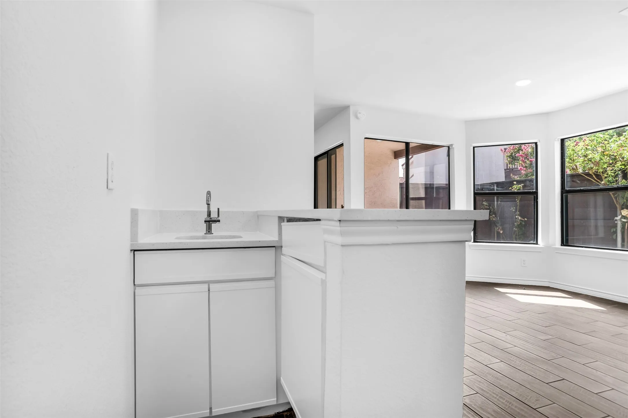 Condominium For Sale in Dallas County , 525 Ranch Trail 146, Irving, Texas 75063, 2 Bedroom, 2 Bathroom, 1 Garage spaces, 1,415 Sqft, built in 1985, mls#21348531, Real Estate Agent in Irving, Homes For Sale in Dallas county, Homes For Sale in Irving, Realtor in Irving Texas, Real Estate Brokerage Independent Realty Texas, Luminita Cordes Realtor