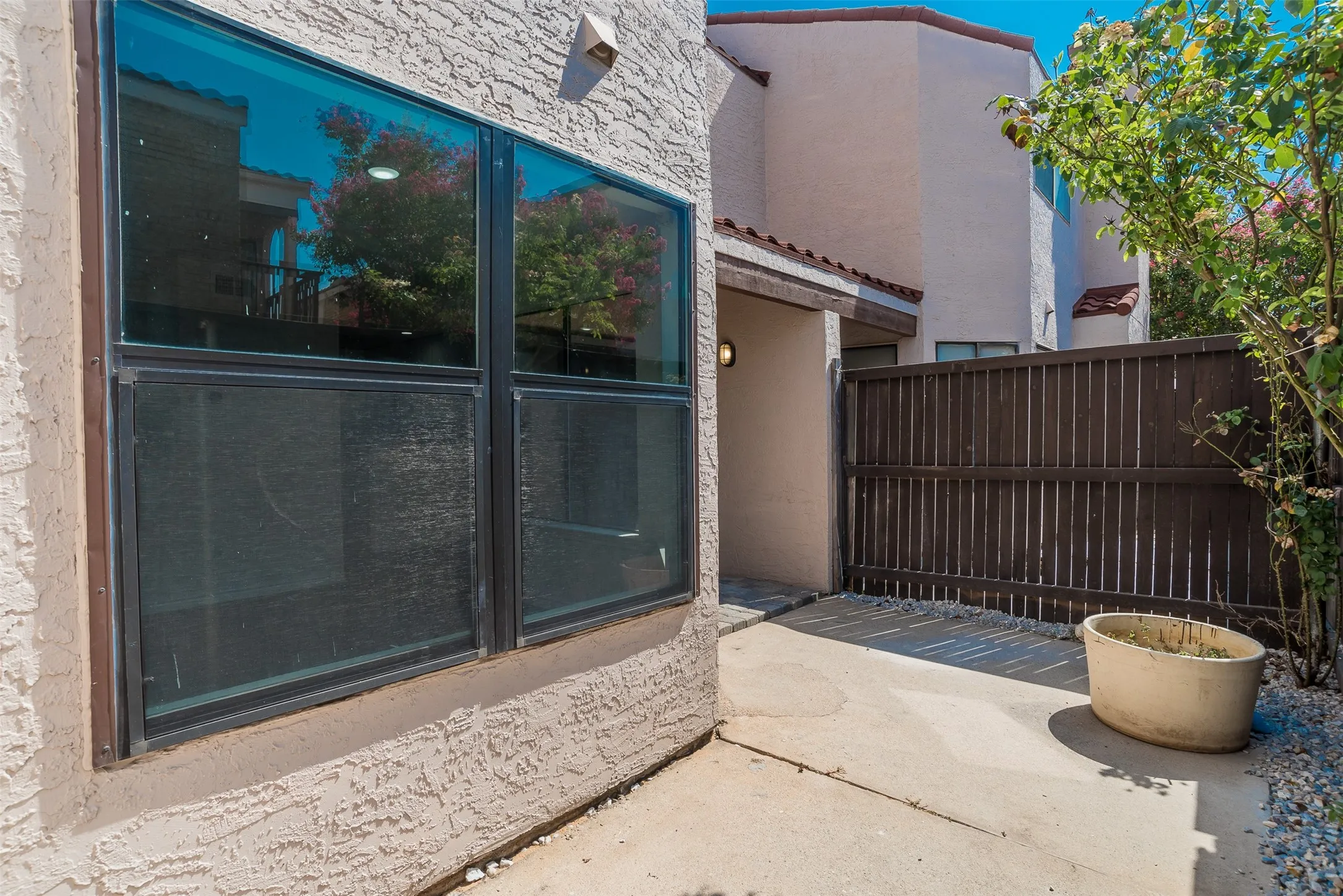 Condominium For Sale in Dallas County , 525 Ranch Trail 146, Irving, Texas 75063, 2 Bedroom, 2 Bathroom, 1 Garage spaces, 1,415 Sqft, built in 1985, mls#21348531, Real Estate Agent in Irving, Homes For Sale in Dallas county, Homes For Sale in Irving, Realtor in Irving Texas, Real Estate Brokerage Independent Realty Texas, Luminita Cordes Realtor