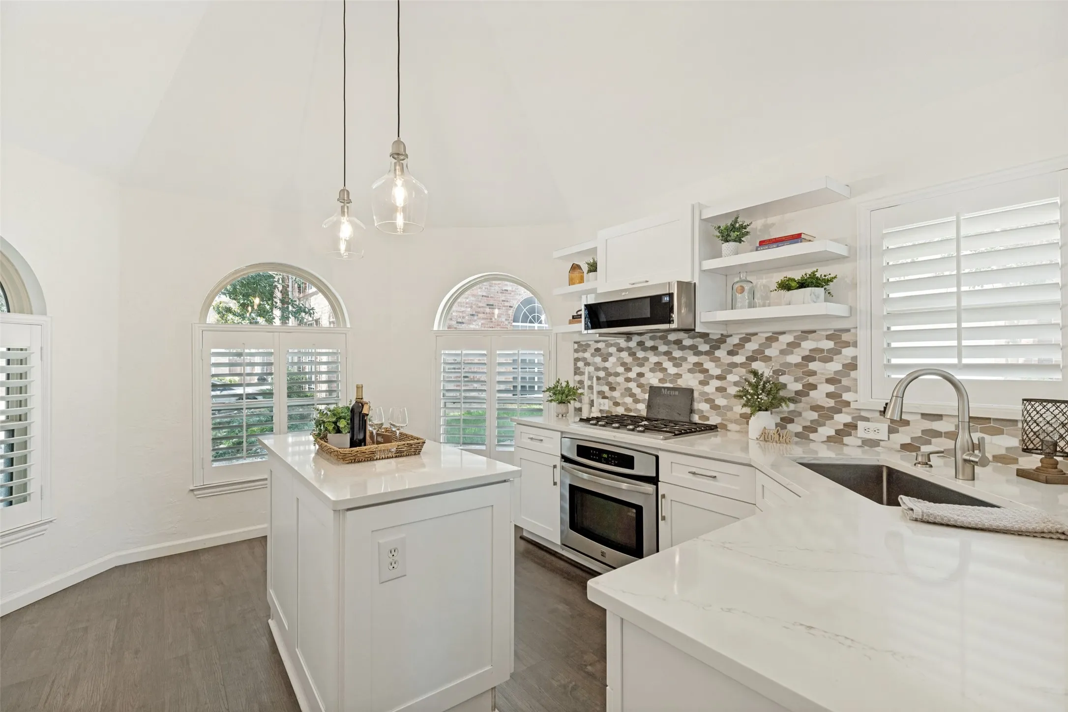 Stunning Kitchen with Quartz Countertops