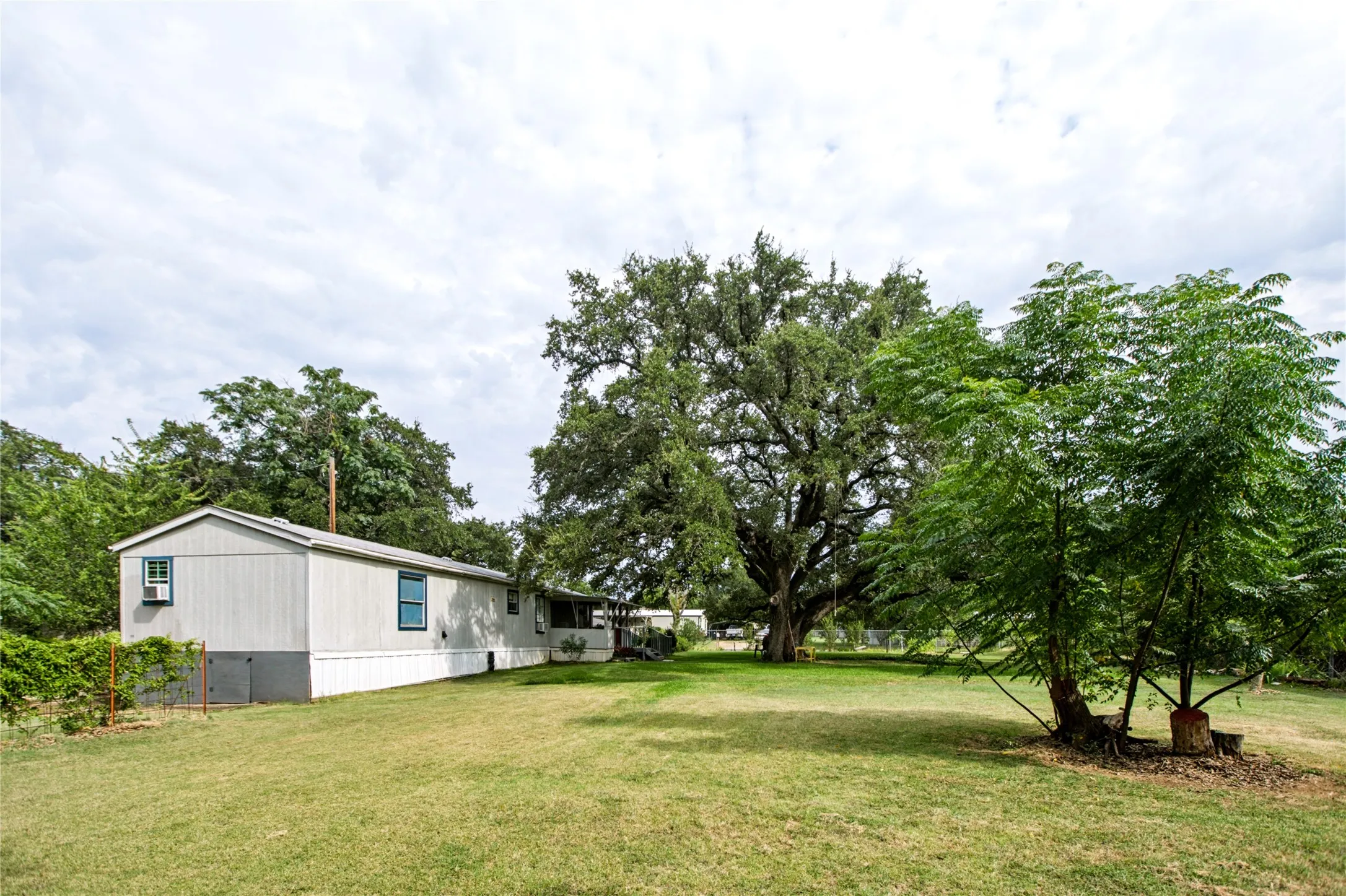 Mobile Home For Sale in Mc Lennan County , 531 River Park Road, Waco, Texas 76657, 2 Bedroom, 2 Bathroom, Garage spaces, 1,056 Sqft, built in 1996, mls#21350938, Real Estate Agent in Waco, Homes For Sale in Mc Lennan county, Homes For Sale in Waco, Realtor in Waco Texas, Real Estate Brokerage Independent Realty Texas, Luminita Cordes Realtor