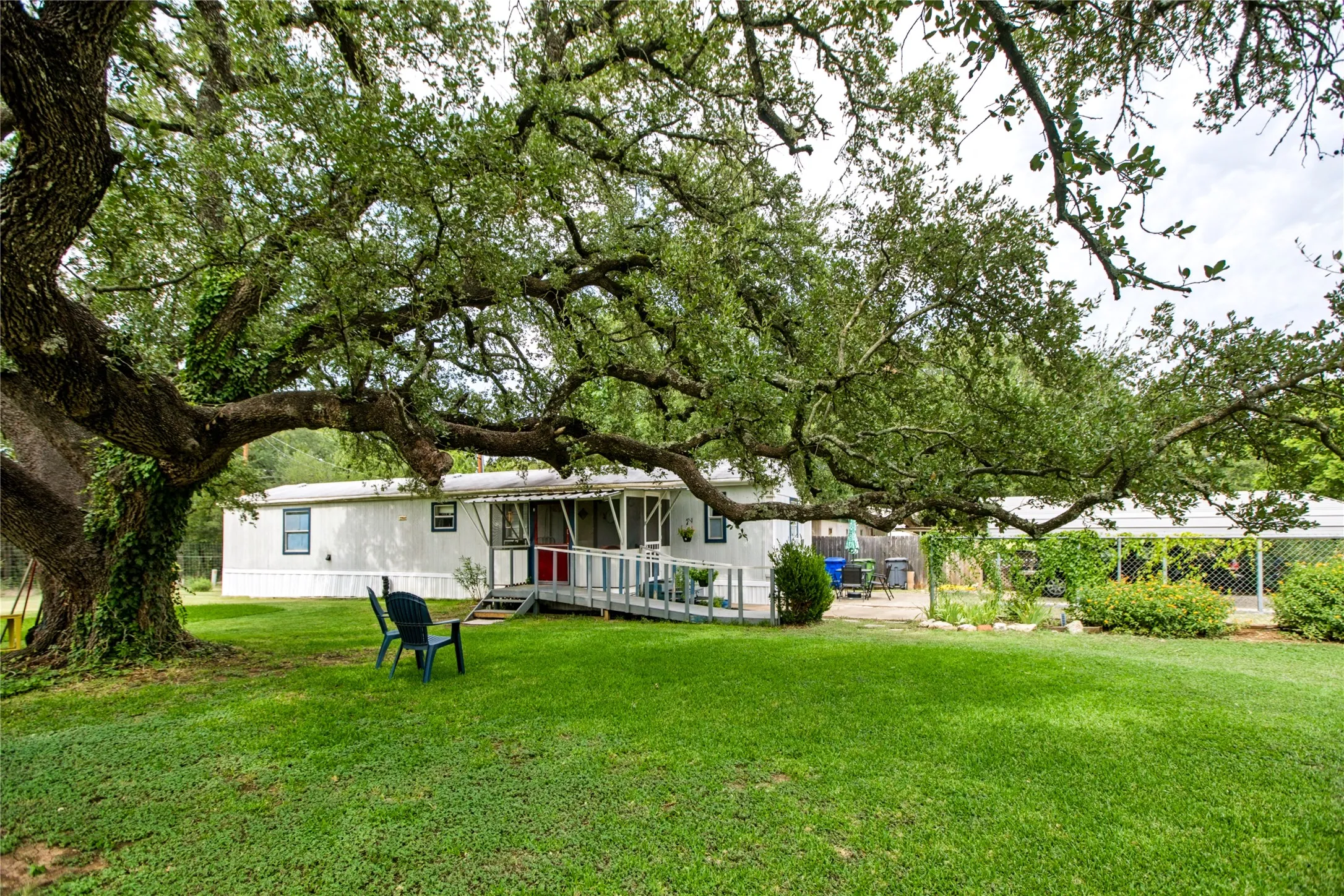Mobile Home For Sale in Mc Lennan County , 531 River Park Road, Waco, Texas 76657, 2 Bedroom, 2 Bathroom, Garage spaces, 1,056 Sqft, built in 1996, mls#21350938, Real Estate Agent in Waco, Homes For Sale in Mc Lennan county, Homes For Sale in Waco, Realtor in Waco Texas, Real Estate Brokerage Independent Realty Texas, Luminita Cordes Realtor