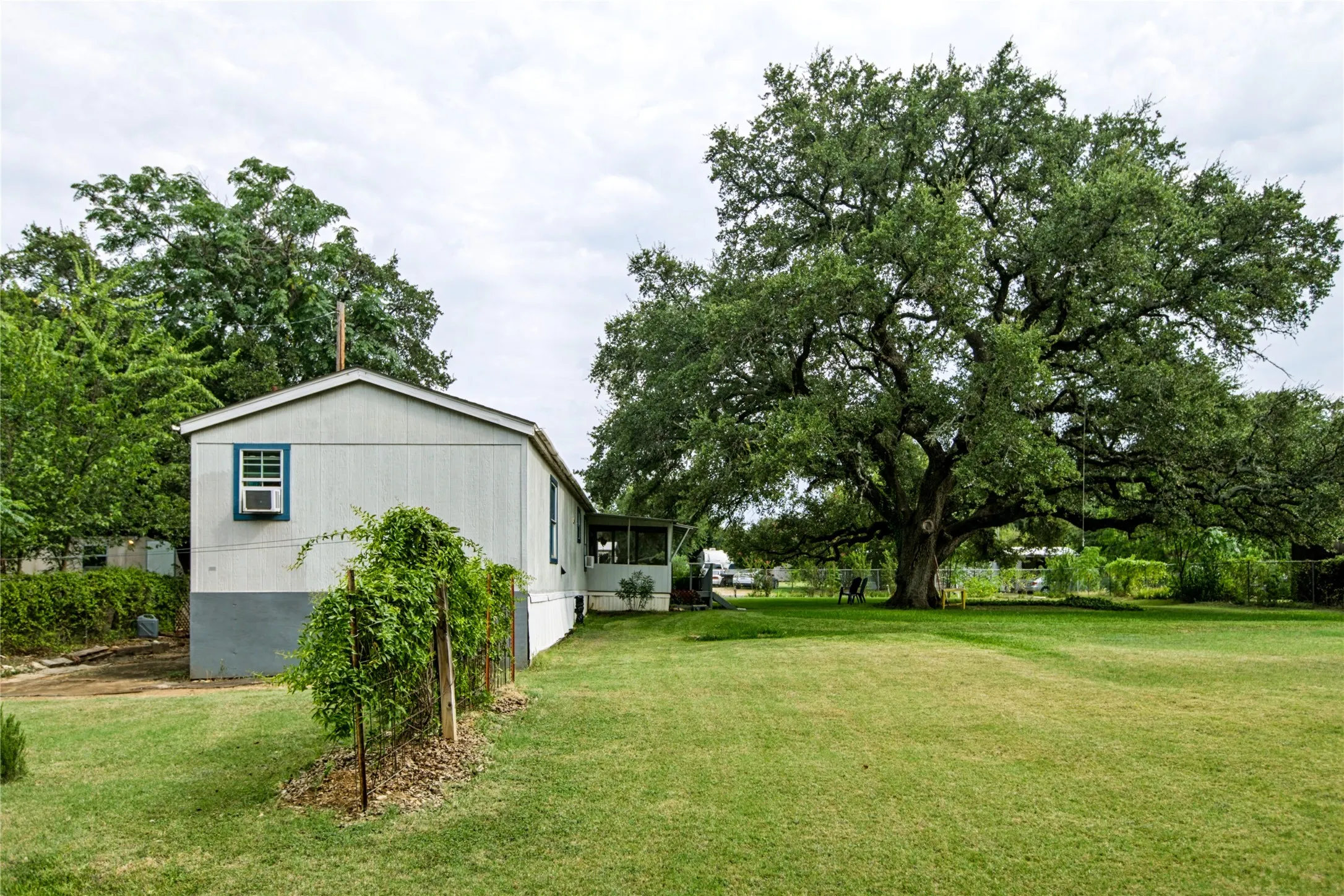 Mobile Home For Sale in Mc Lennan County , 531 River Park Road, Waco, Texas 76657, 2 Bedroom, 2 Bathroom, Garage spaces, 1,056 Sqft, built in 1996, mls#21350938, Real Estate Agent in Waco, Homes For Sale in Mc Lennan county, Homes For Sale in Waco, Realtor in Waco Texas, Real Estate Brokerage Independent Realty Texas, Luminita Cordes Realtor